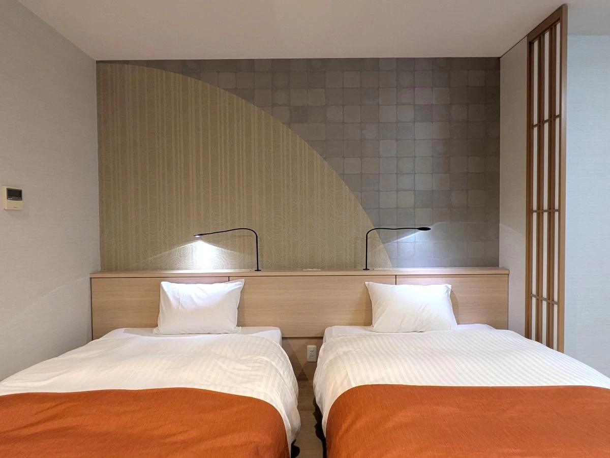 和洋室はモダンなデザイン（現地にて撮影）