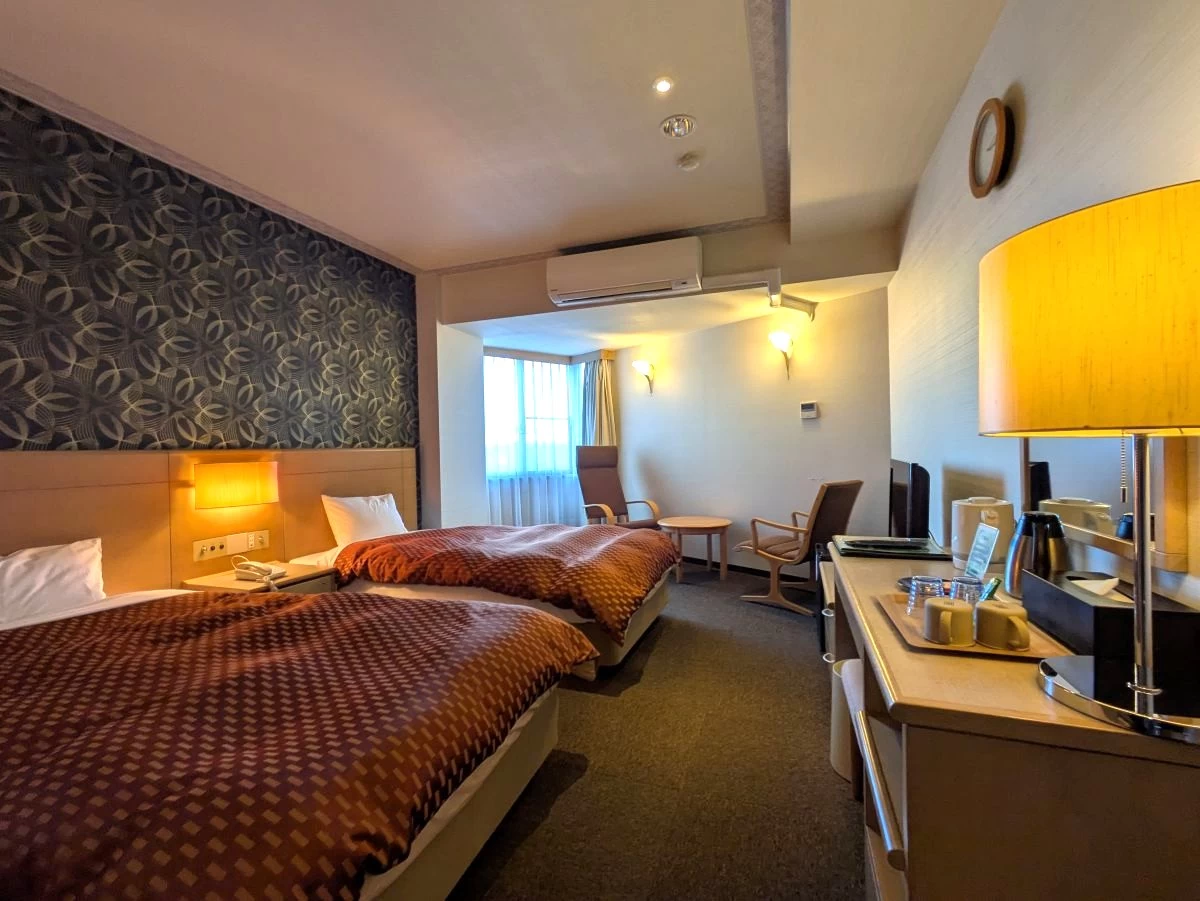 落ち着いたデザインの洋室（現地にて撮影）