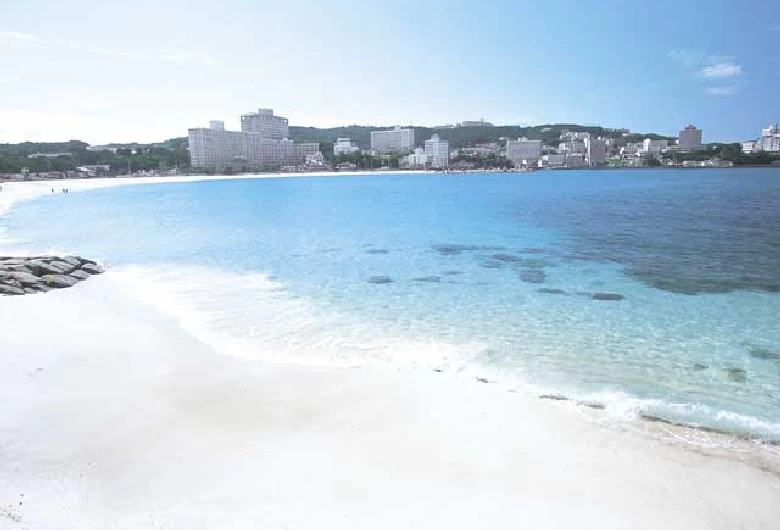 海の透明度も高い白良浜