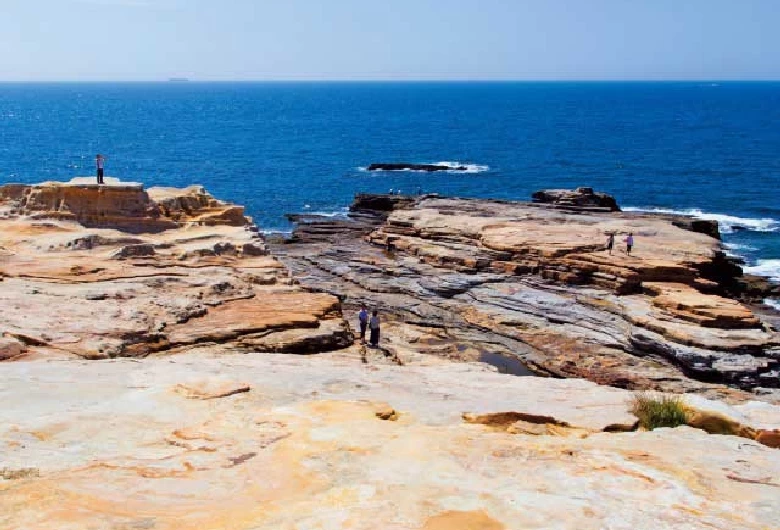 青い海と石畳の景色