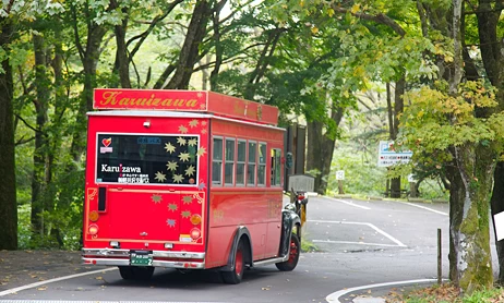 名物の「軽井沢赤バス」
