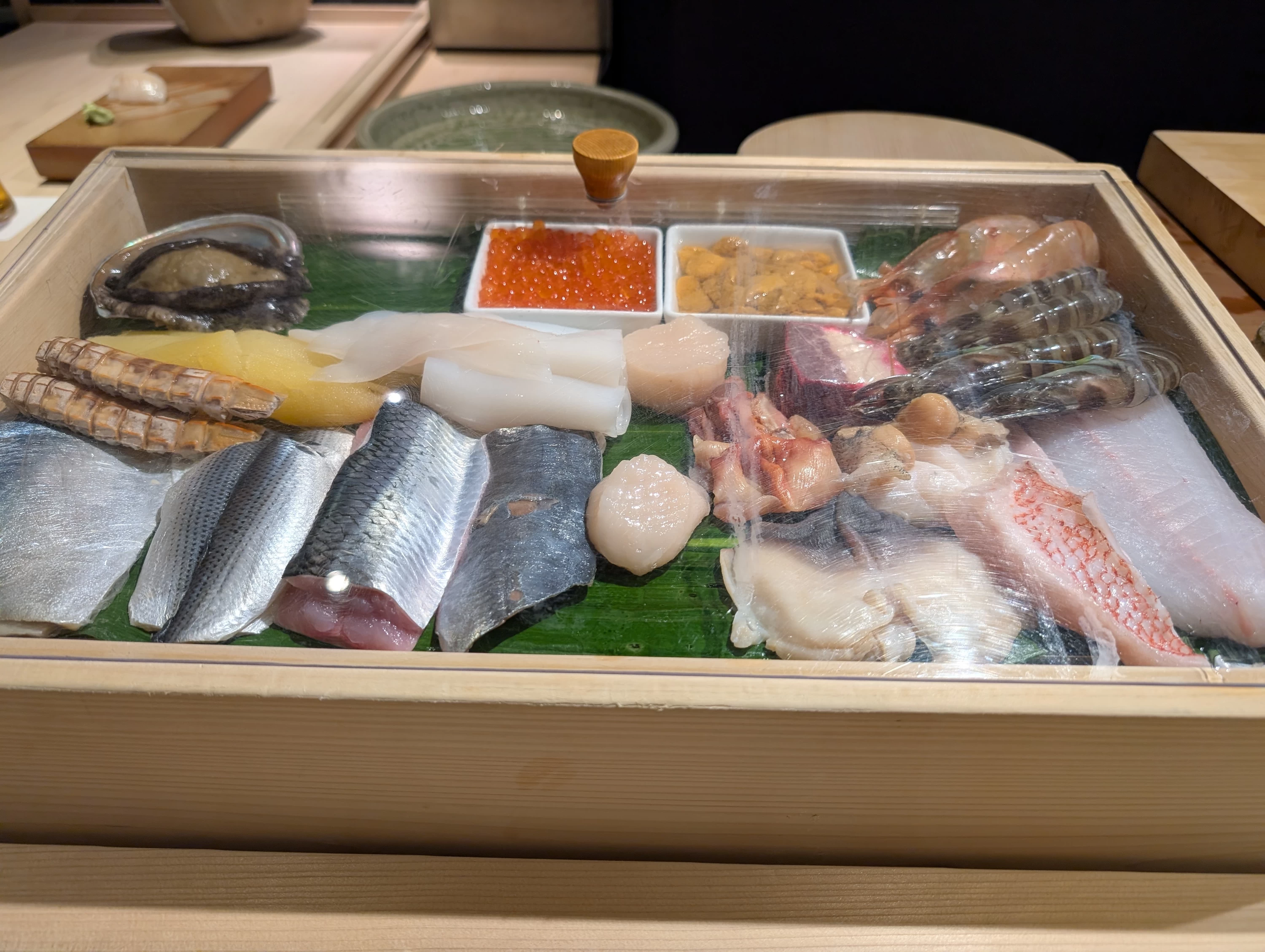 カウンターの新鮮なネタ（現地にて撮影）