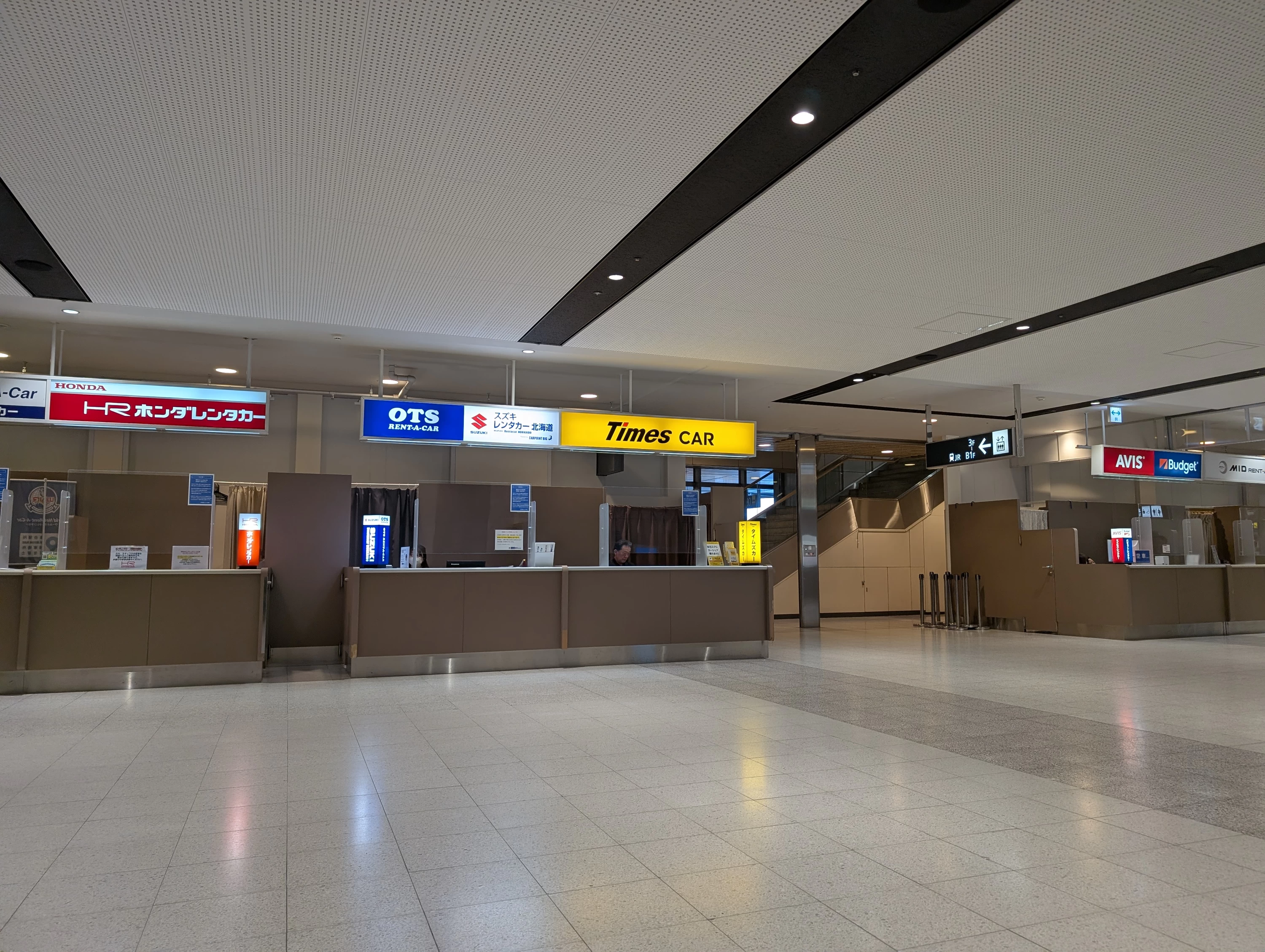 空港受付（現地にて撮影）