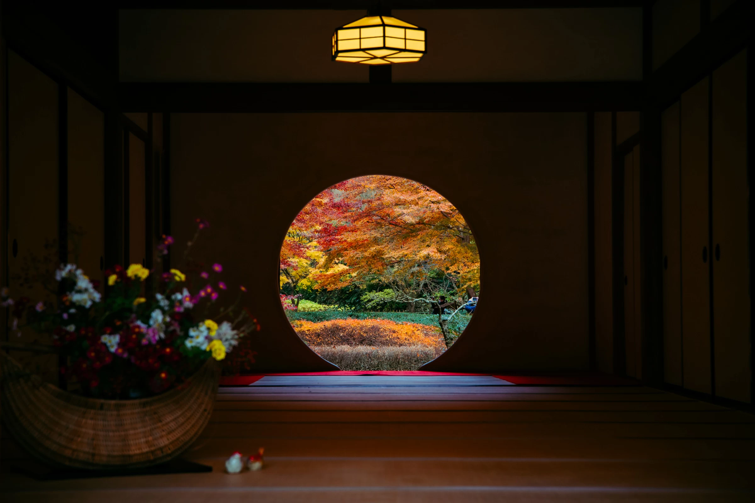 悟りの窓から見える紅葉