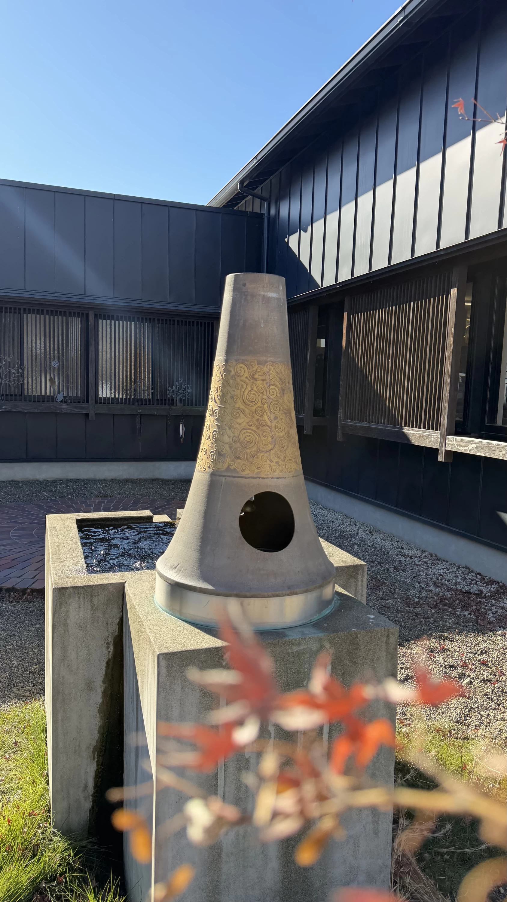 カフェスペース奥の自由に鳴らせる鐘（現地にて撮影）