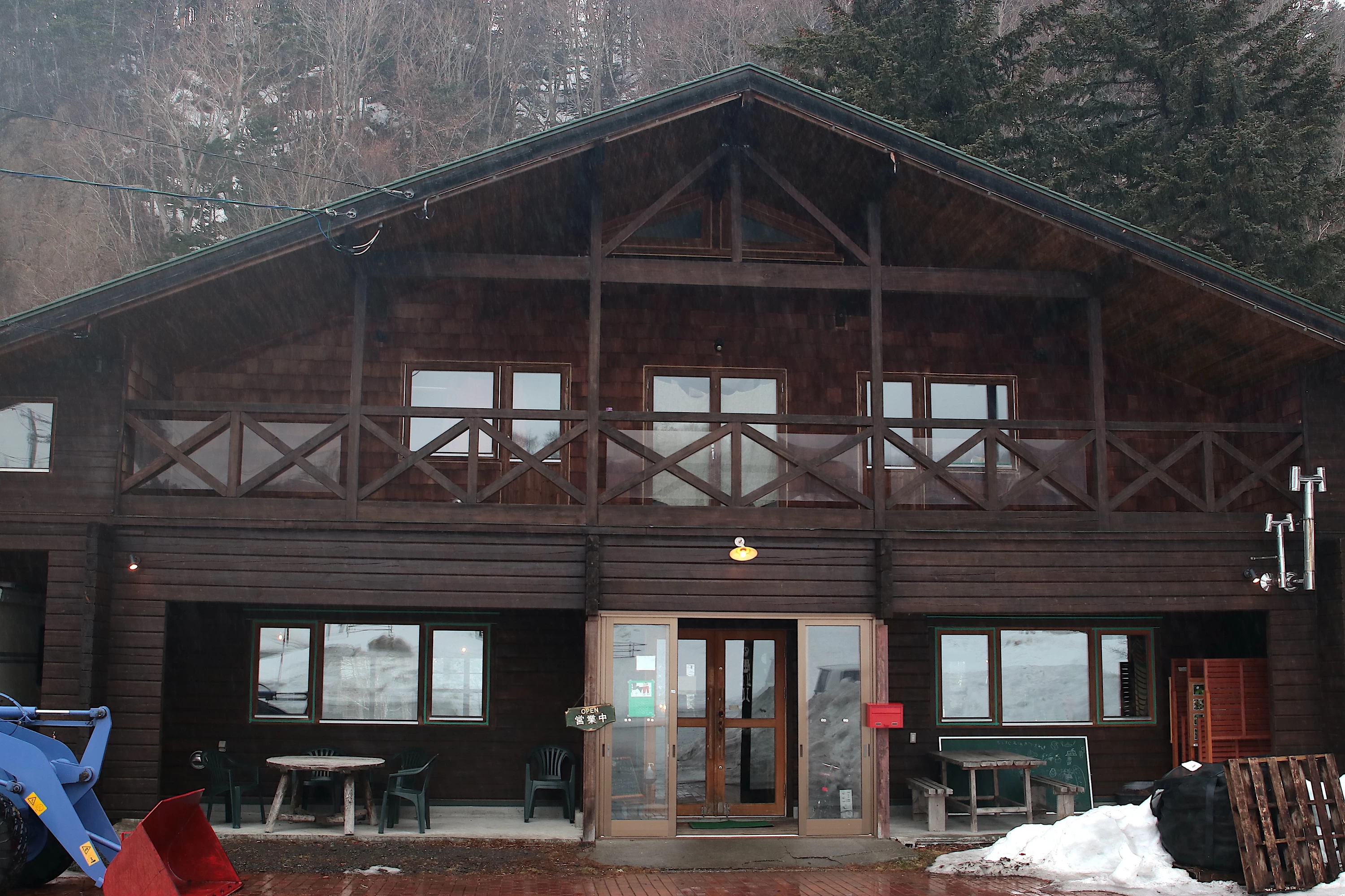 温かみのある山小屋のような建物（現地にて撮影）