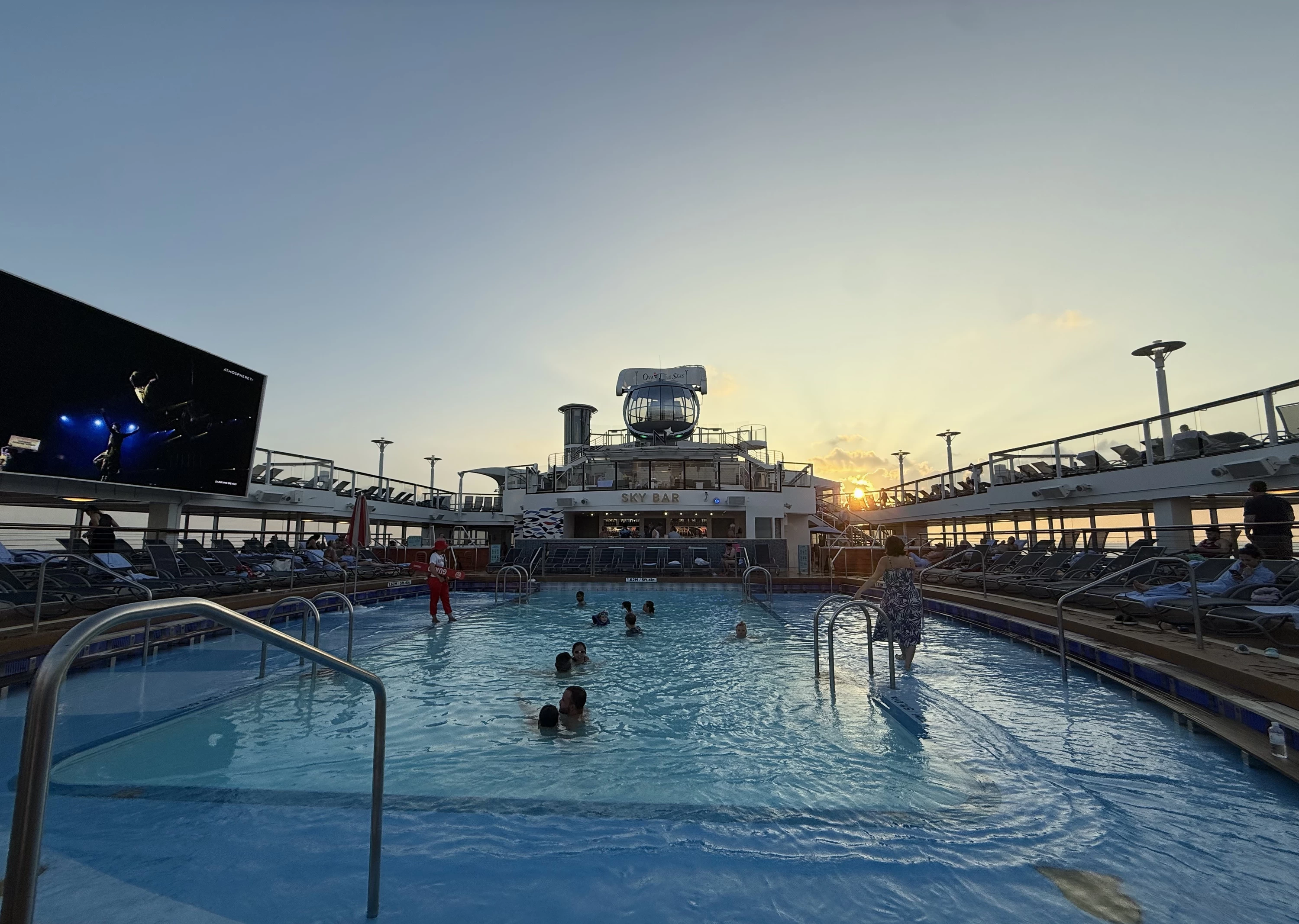 屋外プール（現地にて撮影）