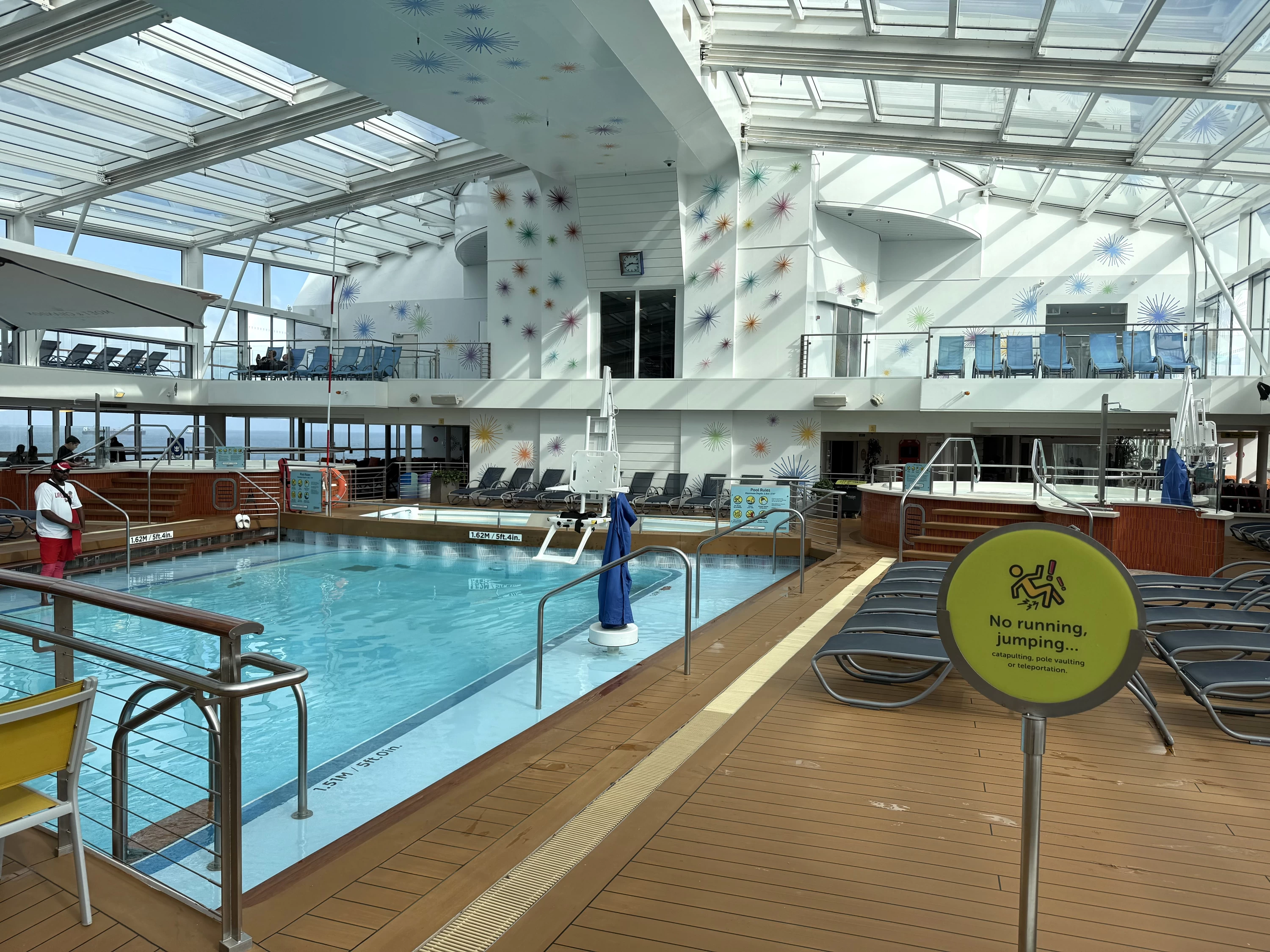 屋内プール（現地にて撮影）