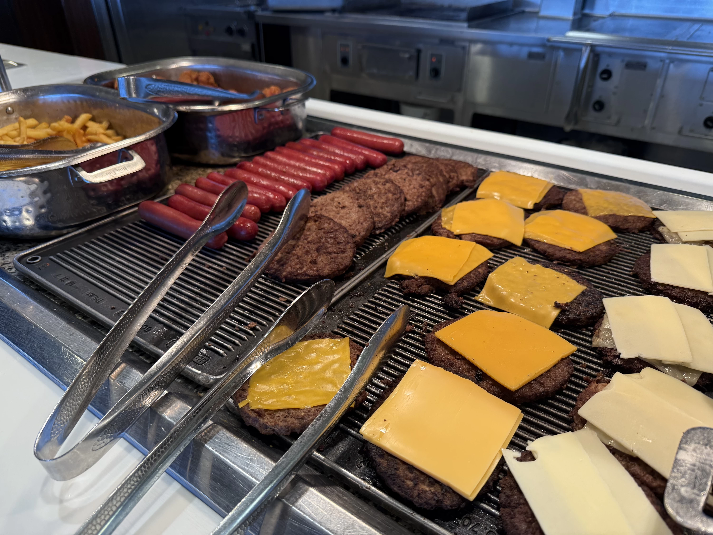 ビュッフェ①（現地にて撮影）