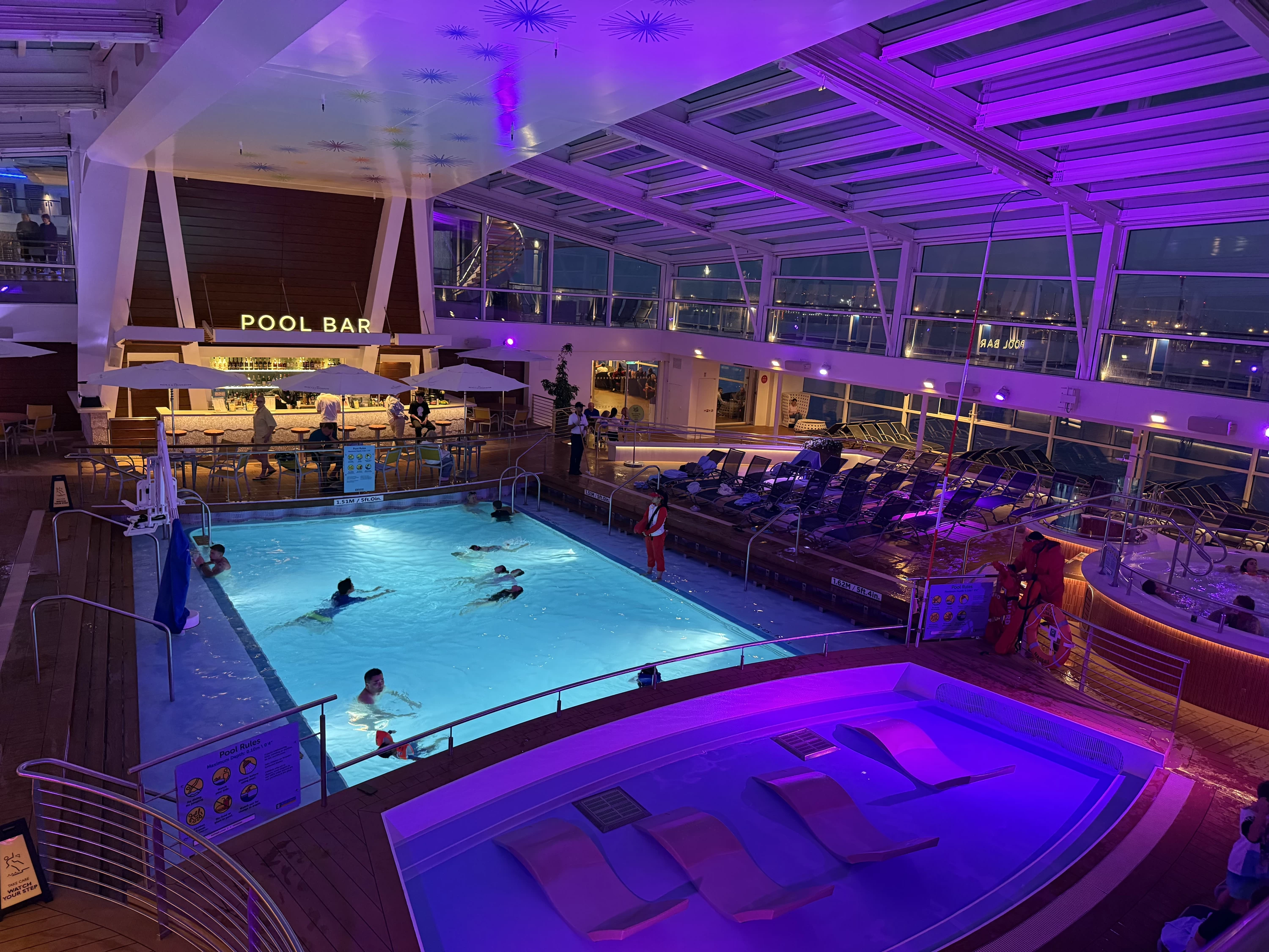 プールバー（現地にて撮影）