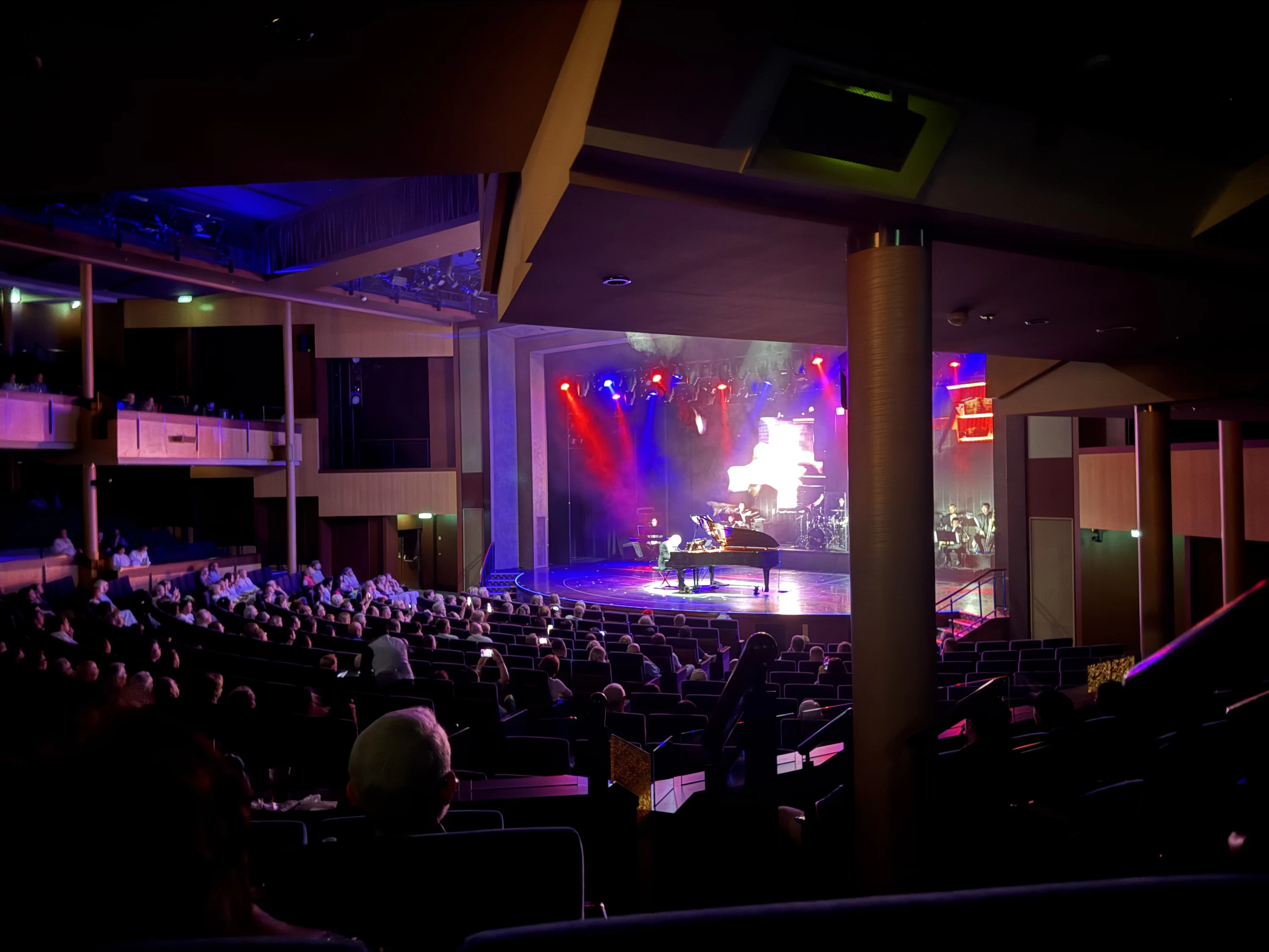 シアター（現地にて撮影）