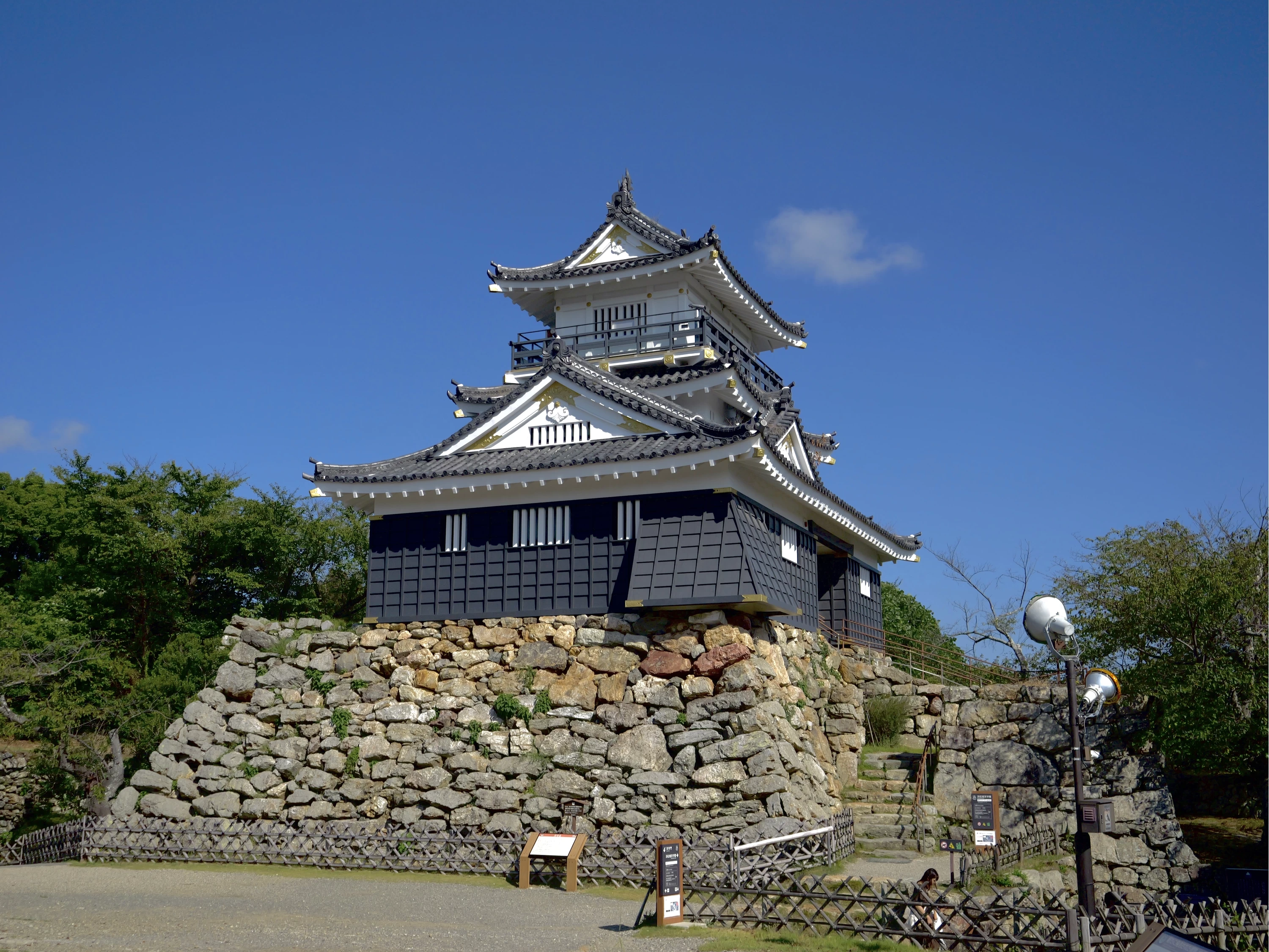 天守台と模擬天守（現地にて撮影）