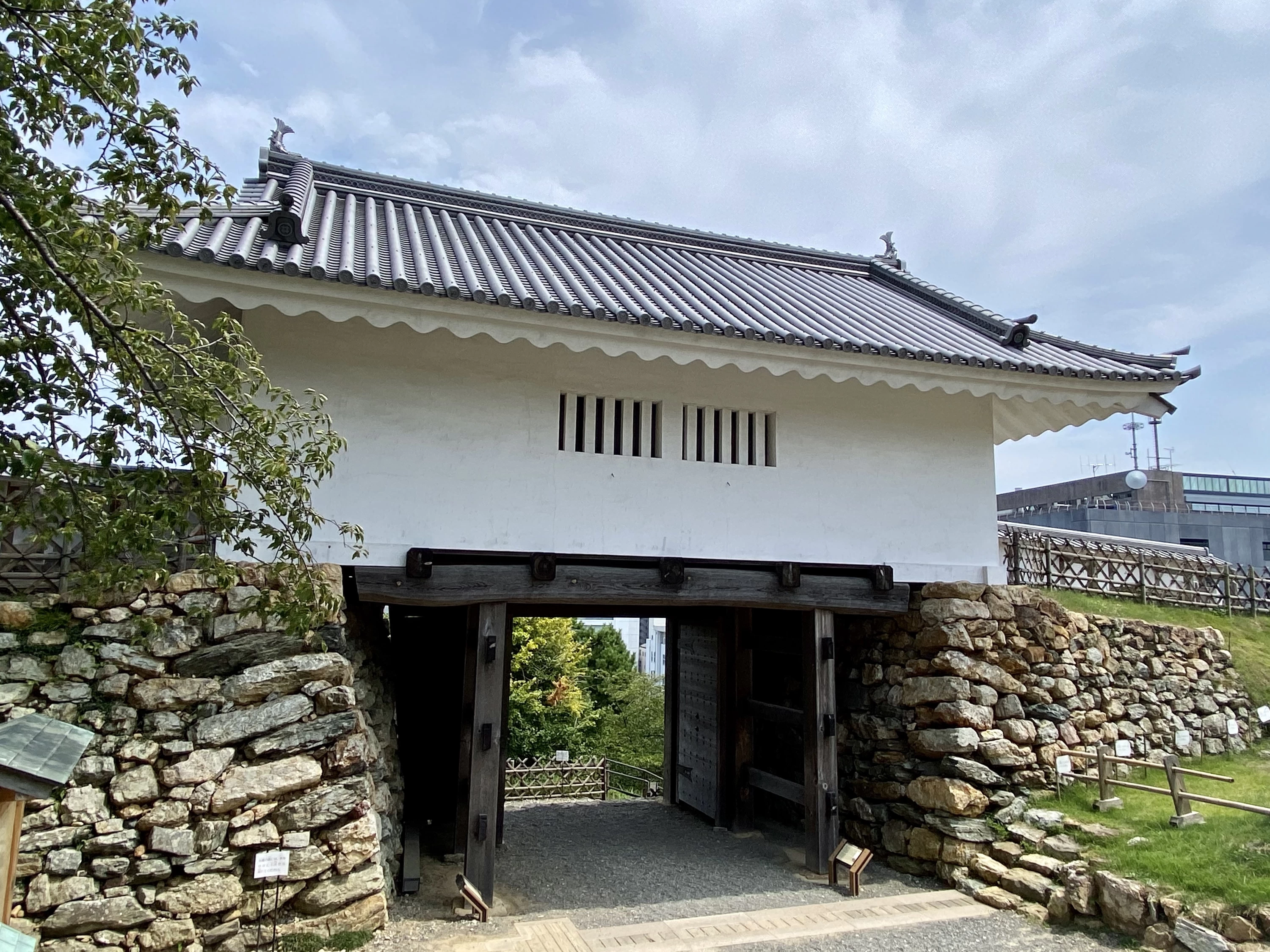 天守門 内側（現地にて撮影）