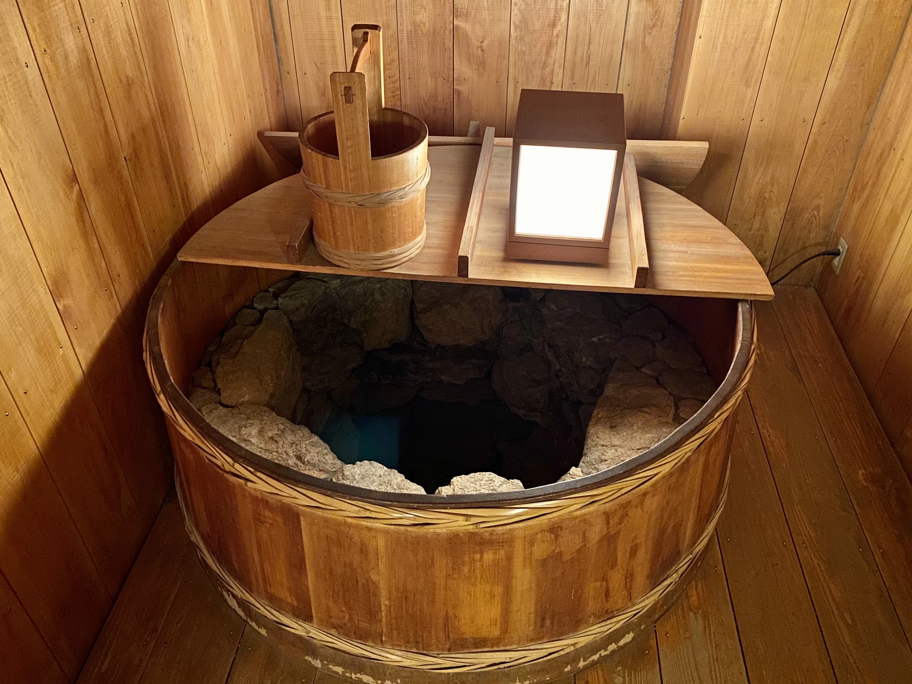 “天守台 穴蔵”の石組井戸（現地にて撮影）