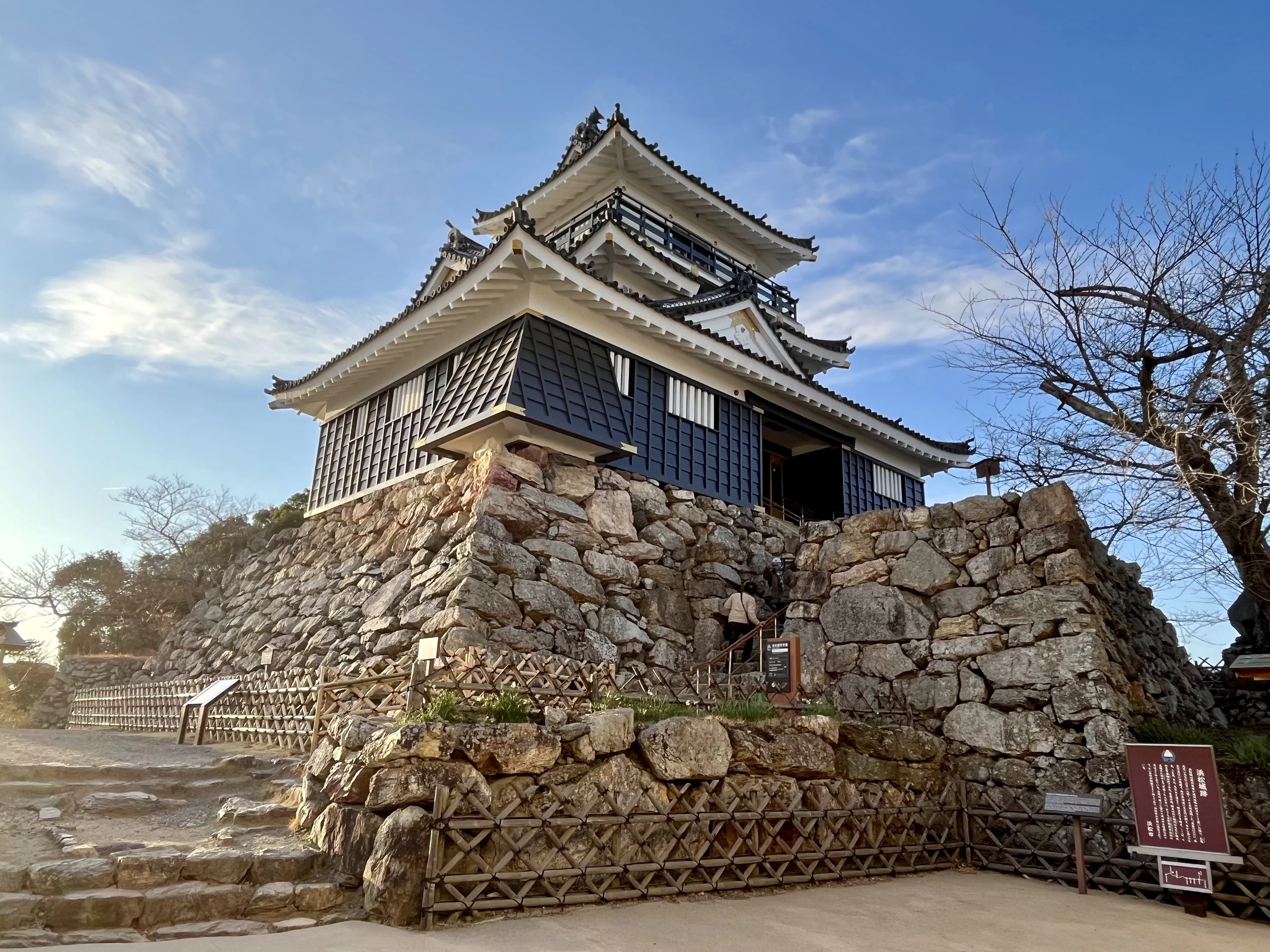 天守台と模擬天守 入口側（現地にて撮影）