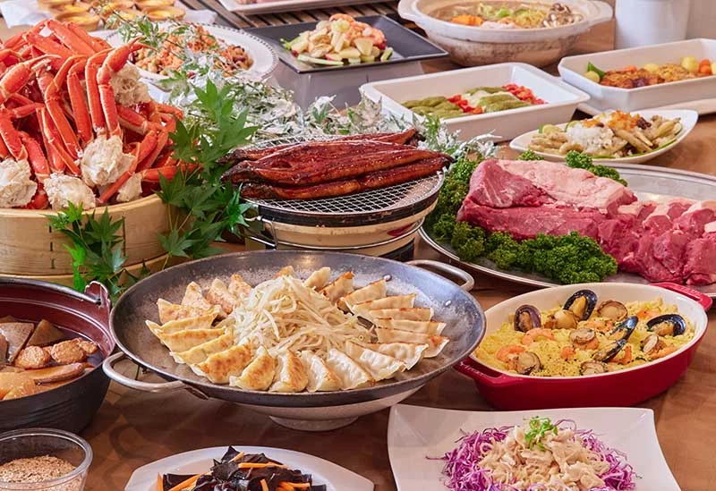 バイキングのほか、シェフが目の前で調理するライブキッチンも