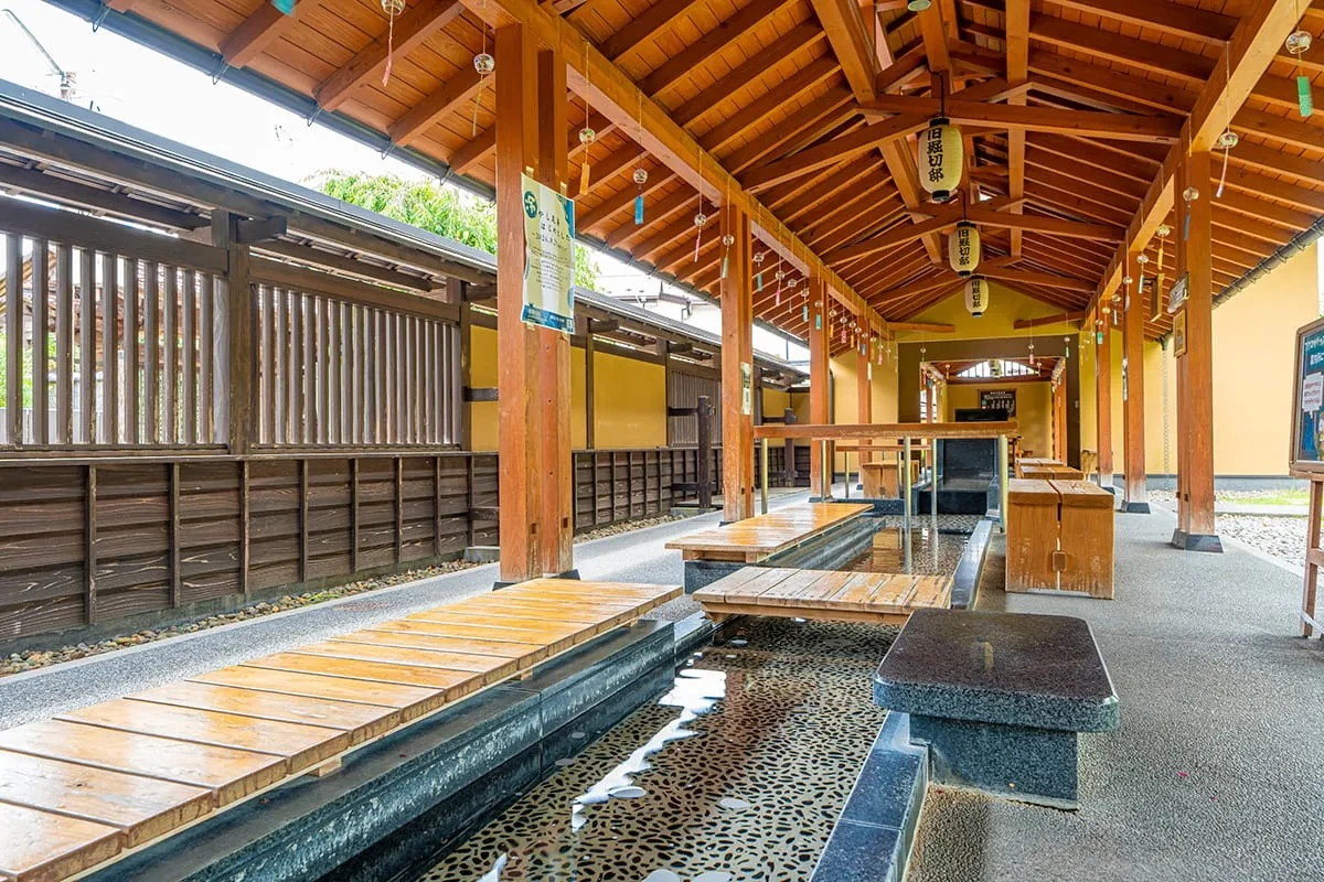 敷地内には足湯も
