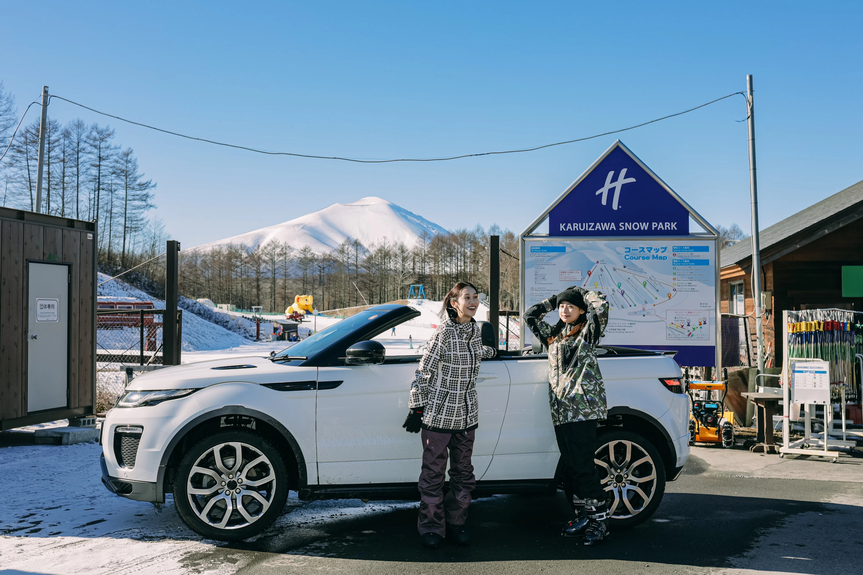 爽やかな風を感じながらオープンカーのドライビング