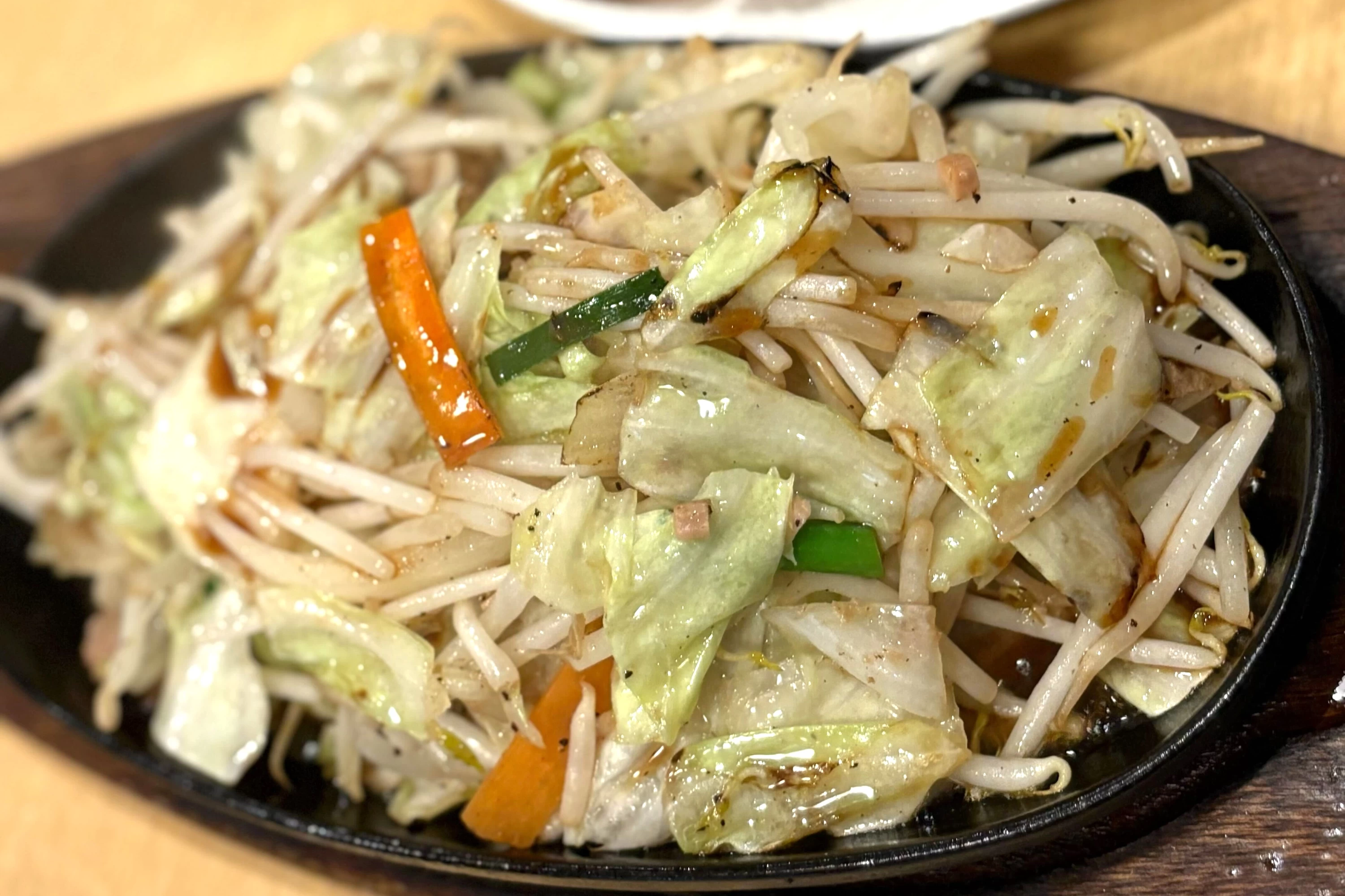 餃子とも相性バッチリの野菜炒め（現地にて撮影）