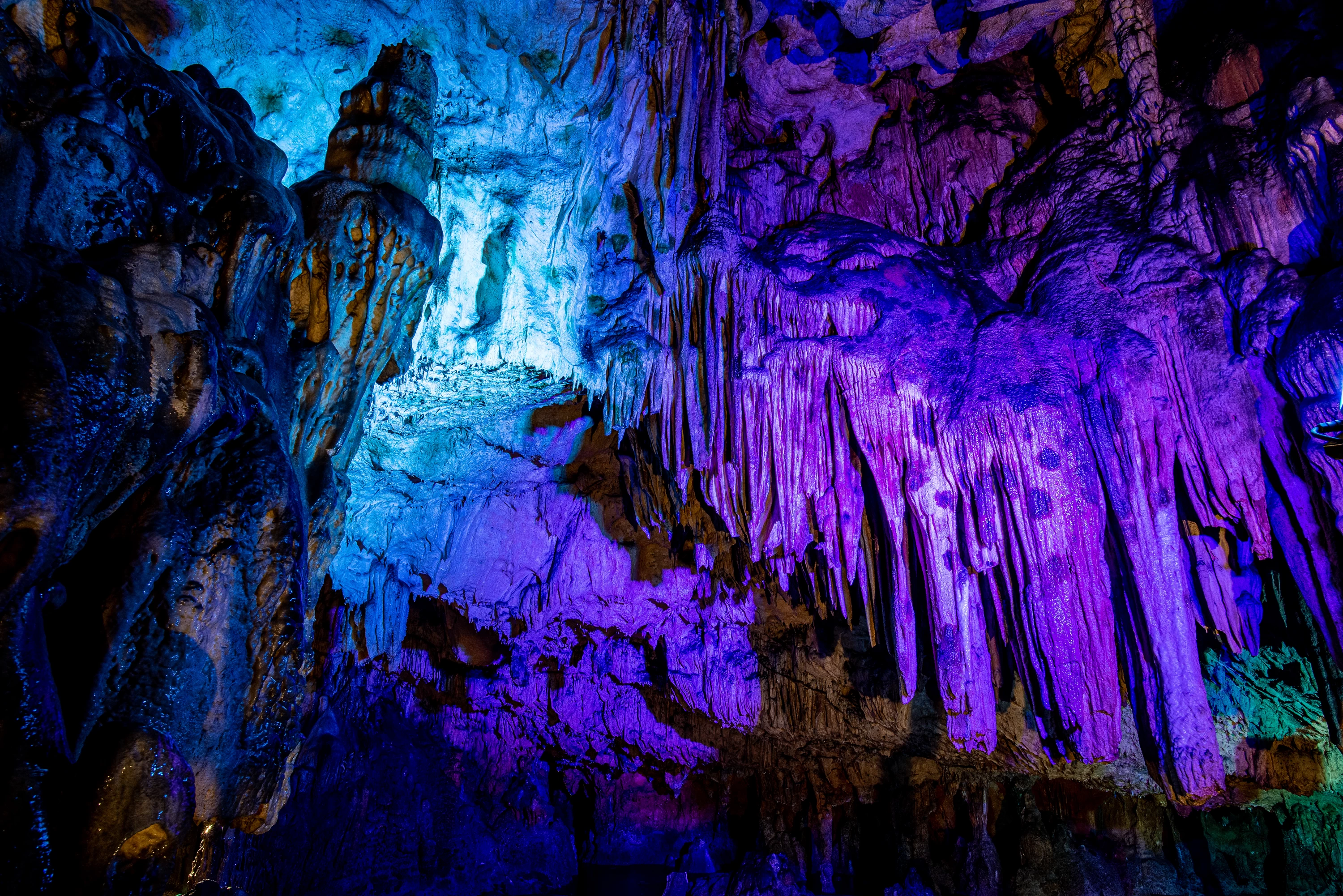 青に染まる鍾乳洞