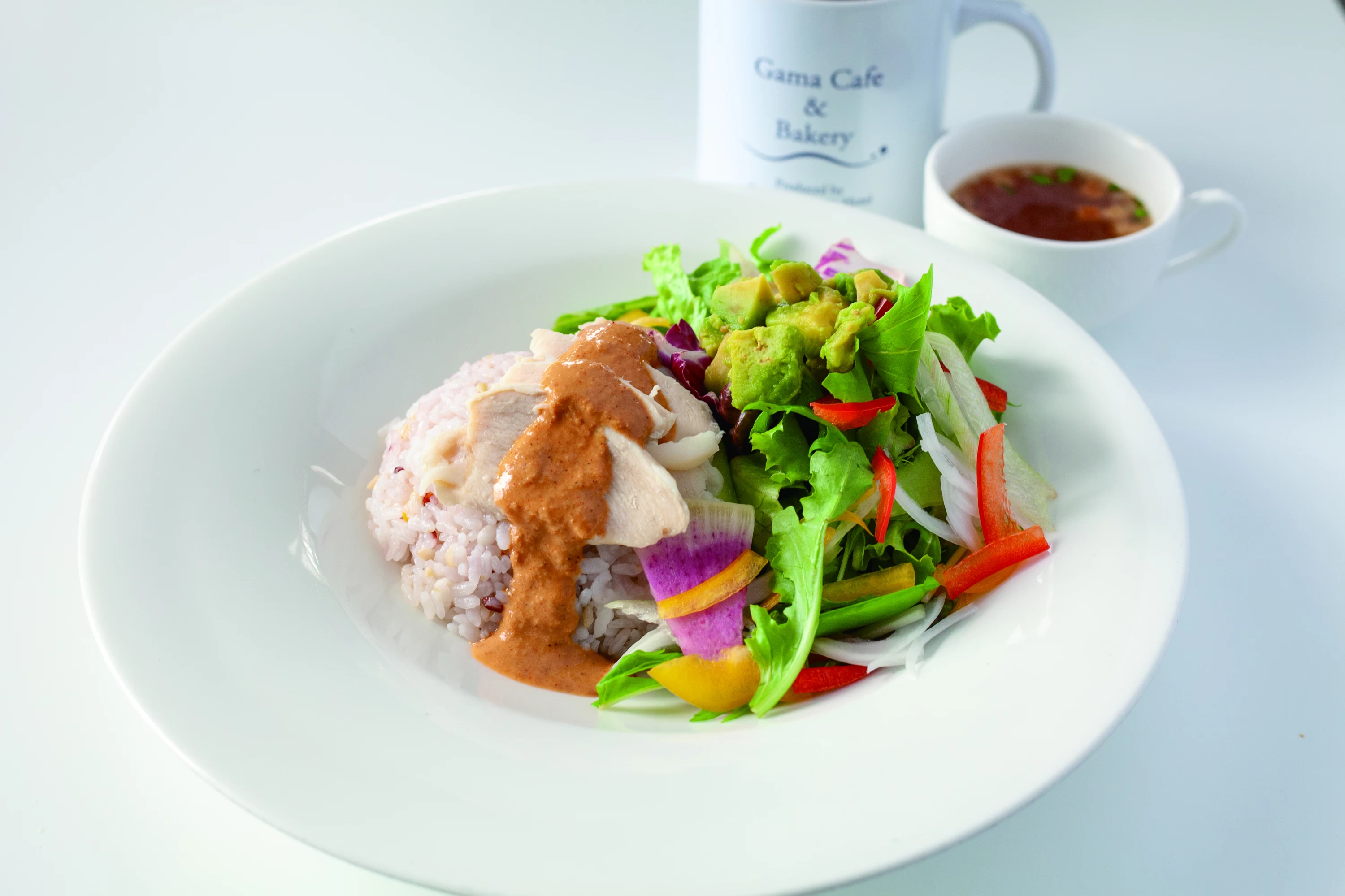 アボカドと蒸し鶏のサラダプレート