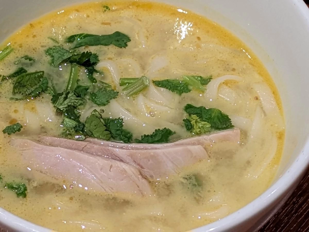 オープンキッチンのラクサ（現地にて撮影）