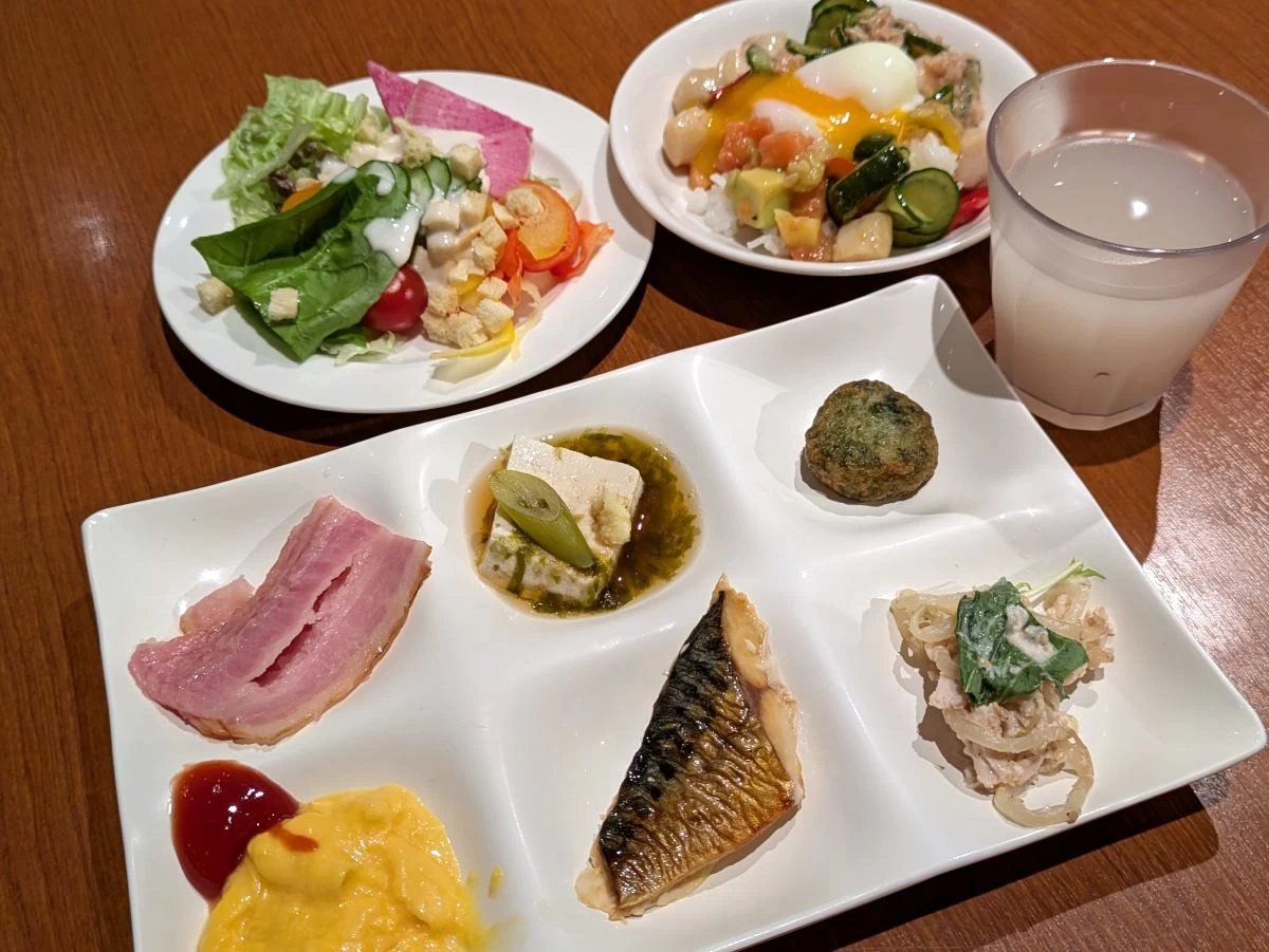 朝食一例（現地にて撮影）