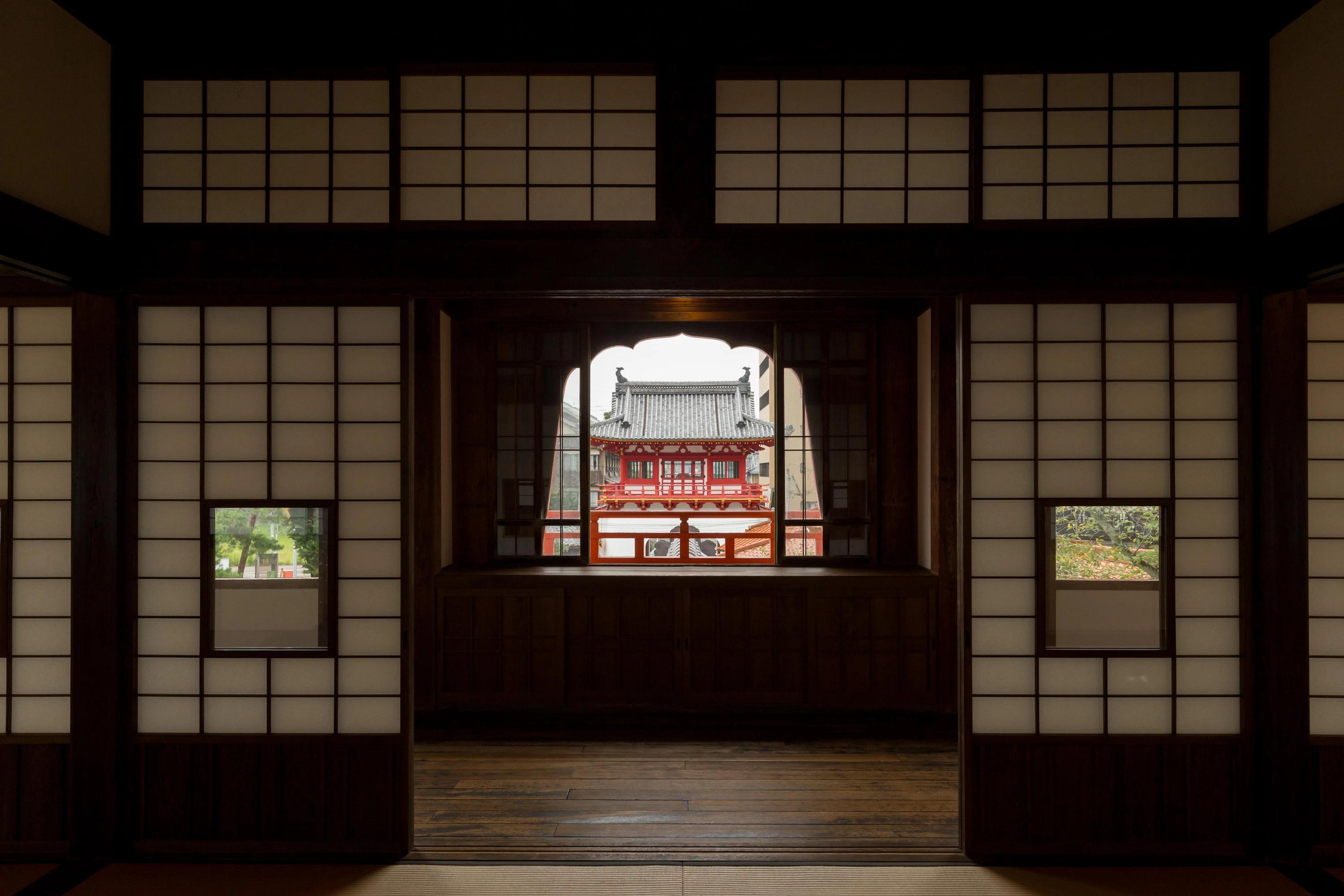 遠くに望む楼門