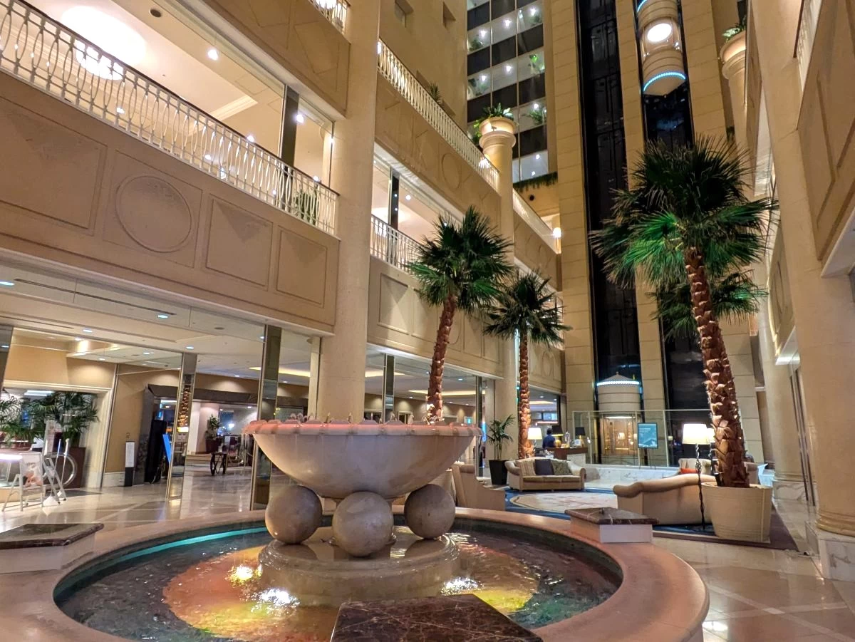 開放的な吹き抜けのロビーラウンジ（現地にて撮影）