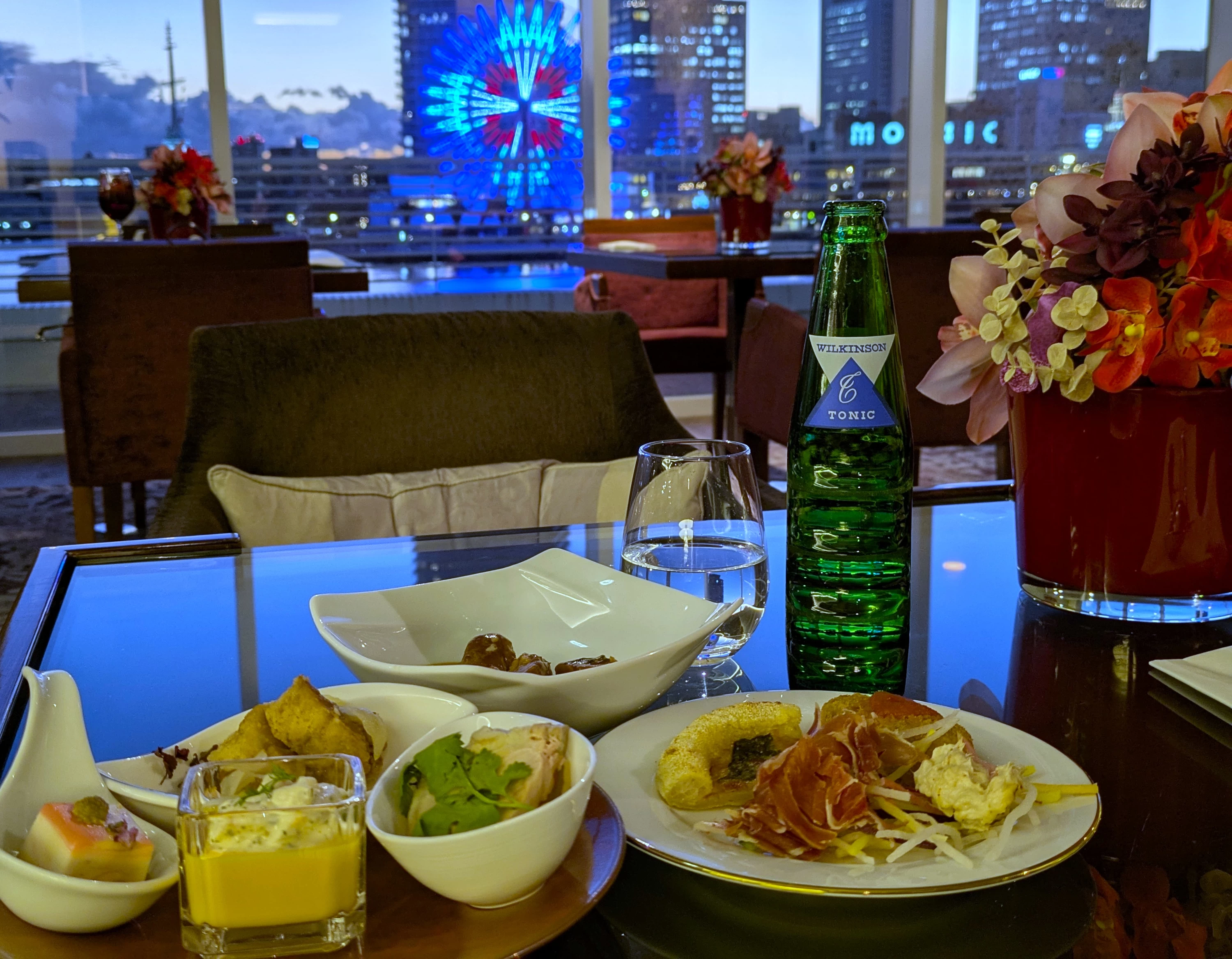 モザイクの夜景を眺めながら楽しめる（現地にて撮影）