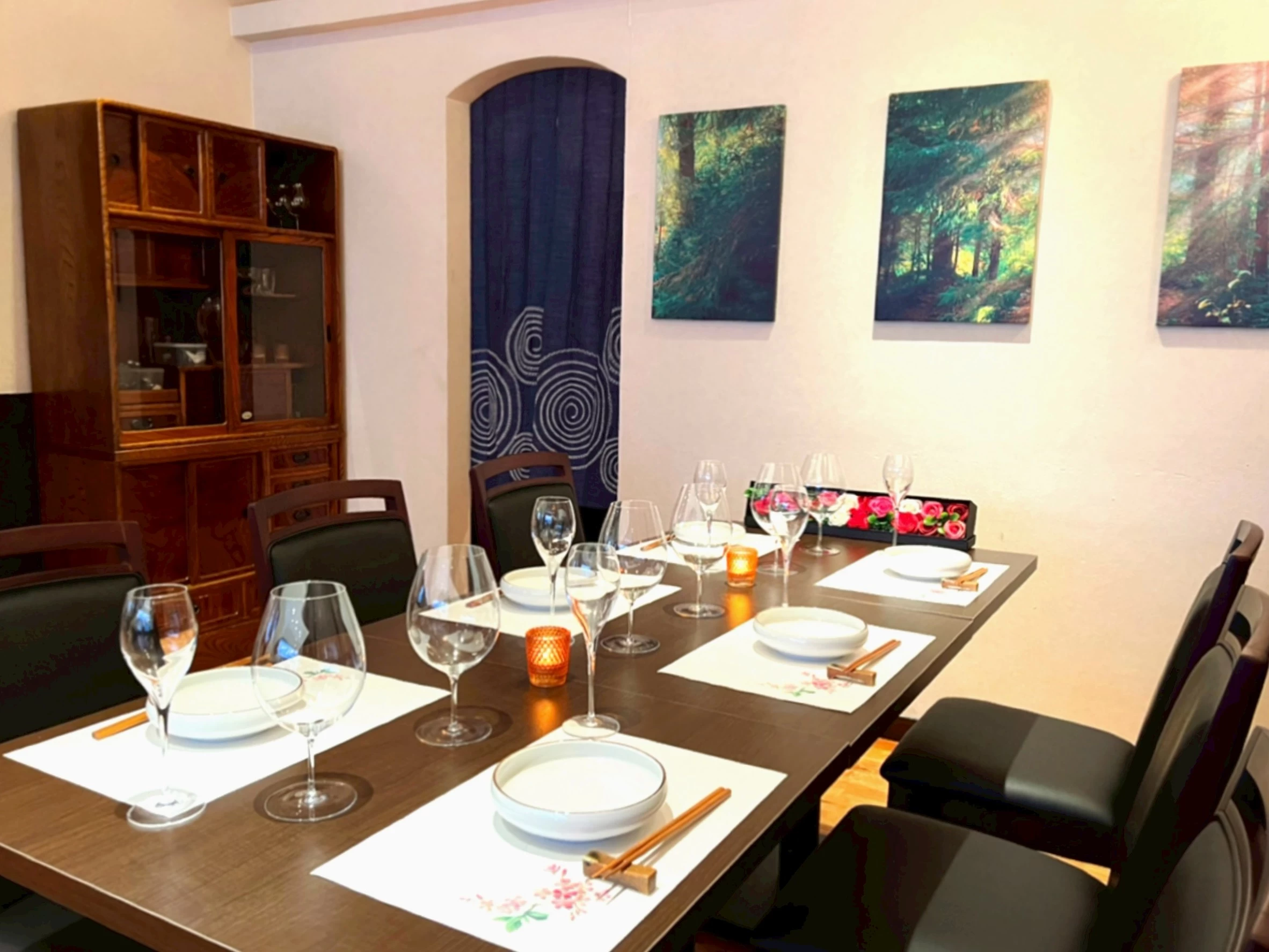 ナチュラルモダンのインテリアがお洒落な店内