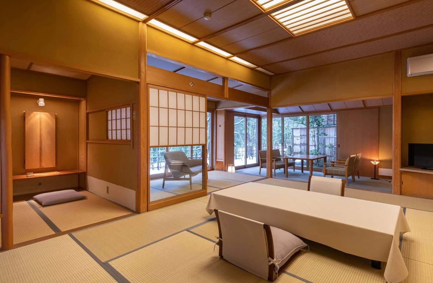 天然温泉露天風呂付き特別室「早蕨（さわらび）」