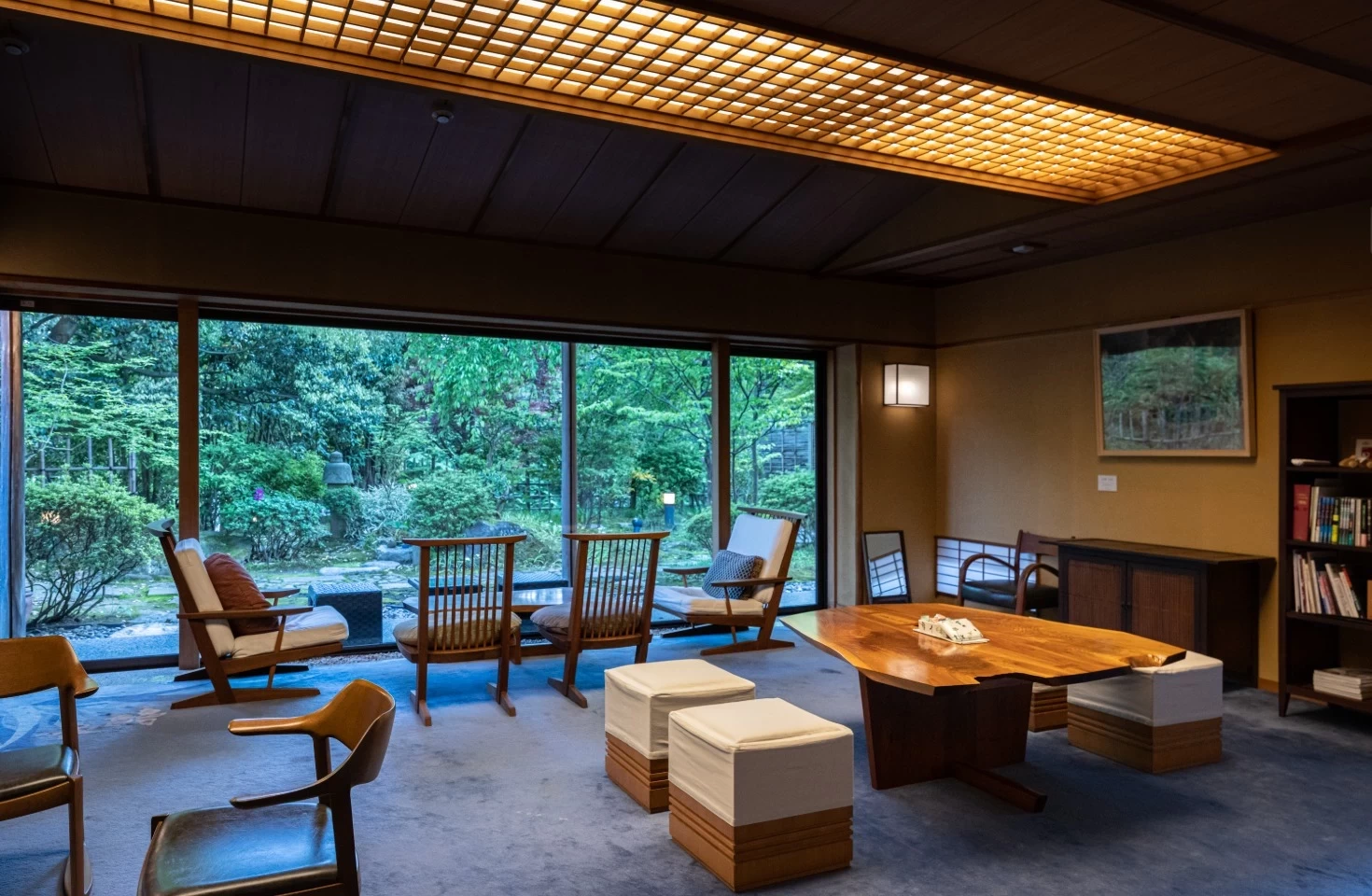 庭を眺めながら静かに寛げるロビー