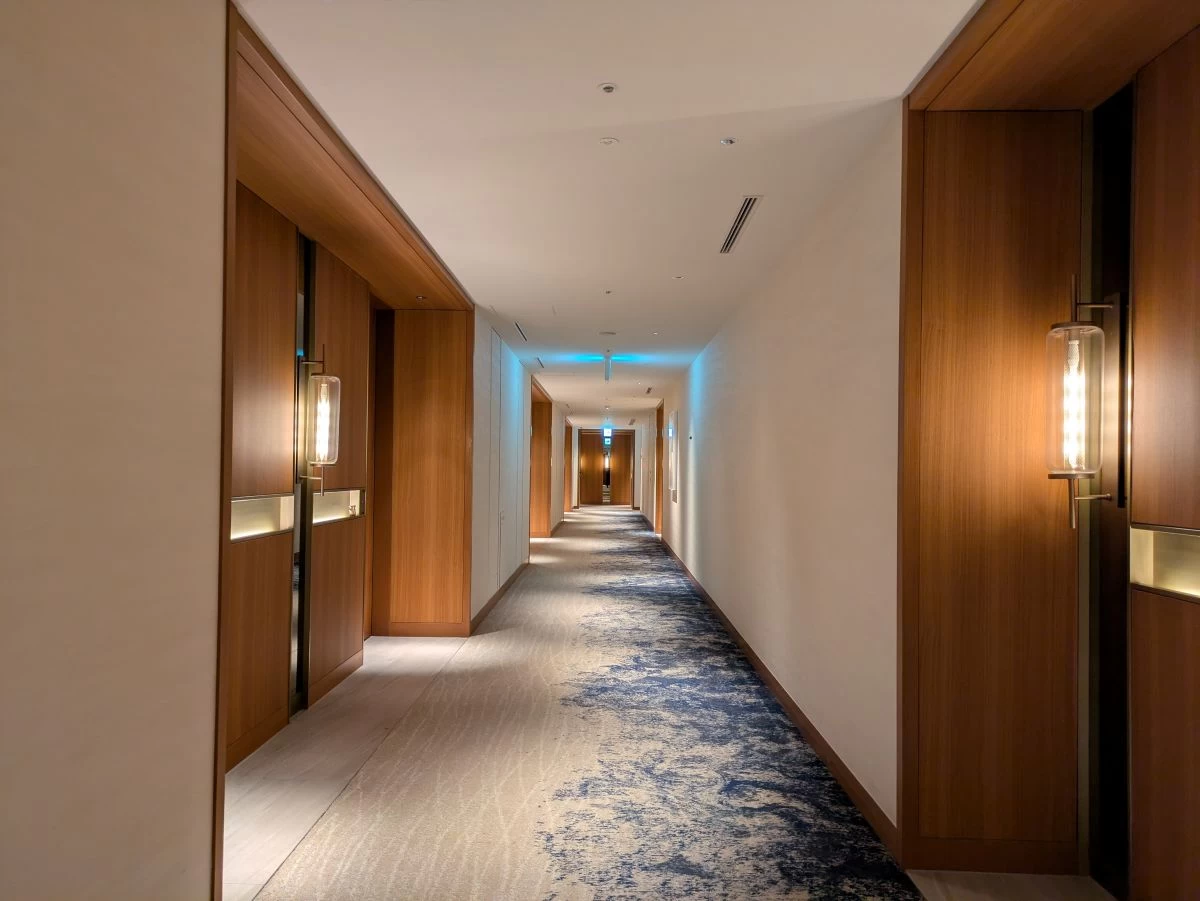 客室エリアの廊下（現地にて撮影）