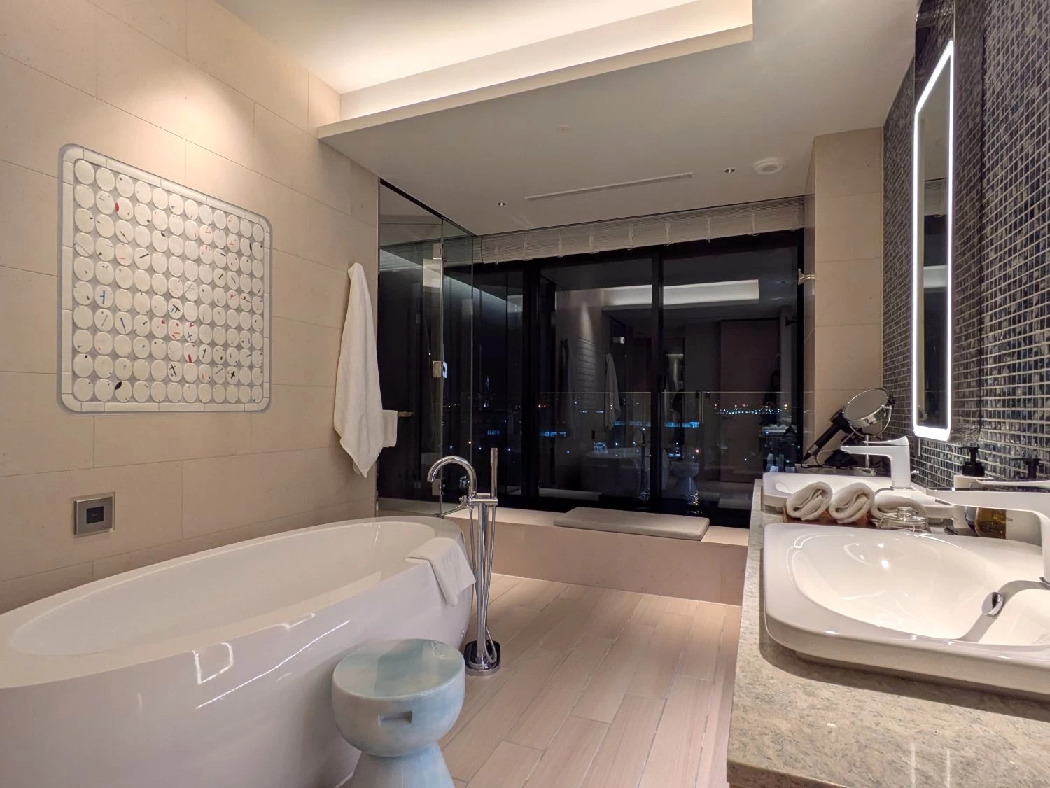 「1ベッド スイート クラブアクセス」のバスルーム（現地にて撮影）