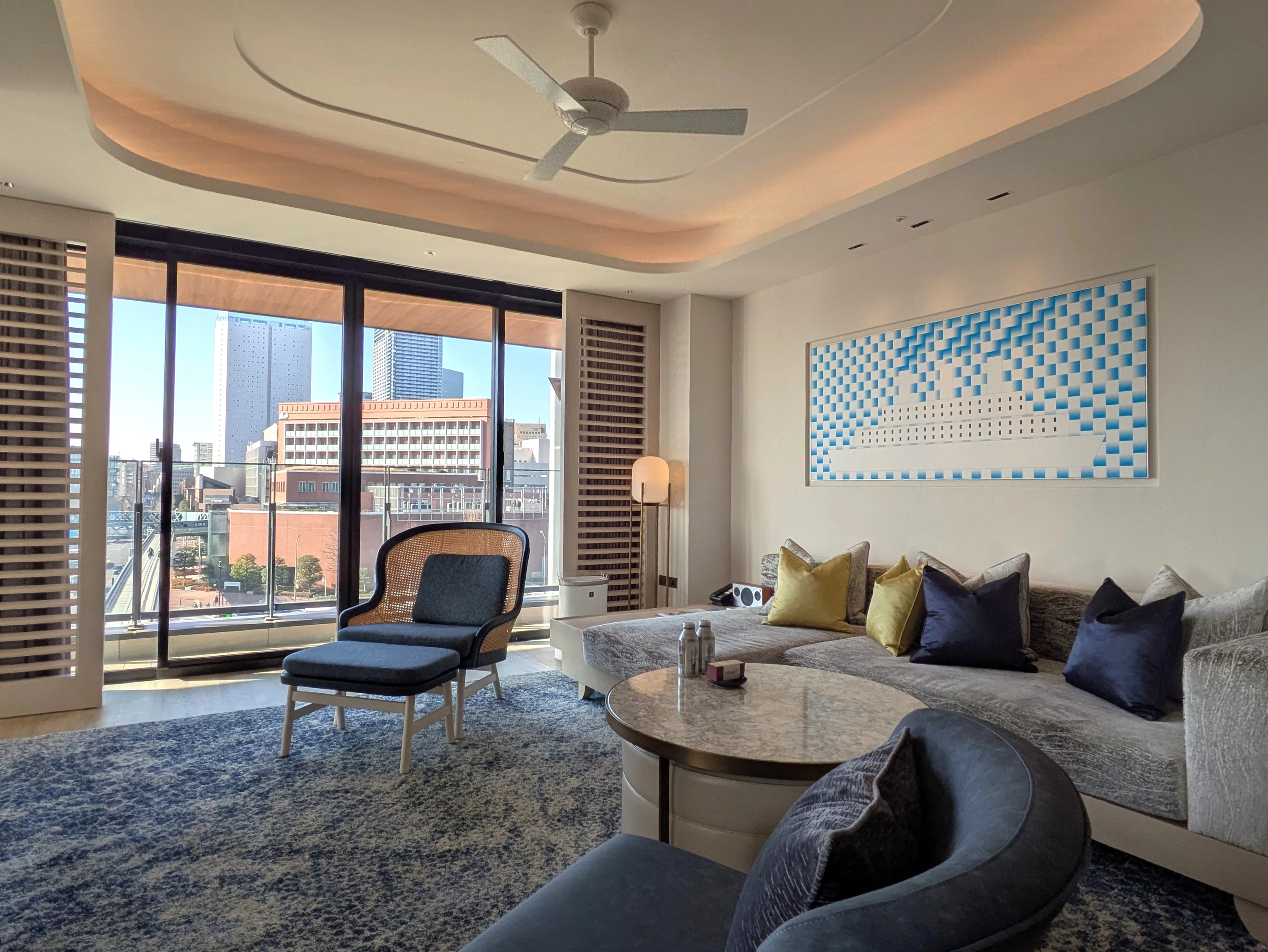 「1ベッド スイート クラブアクセス」のリビング（現地にて撮影）