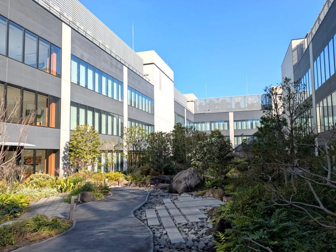 中庭（現地にて撮影）