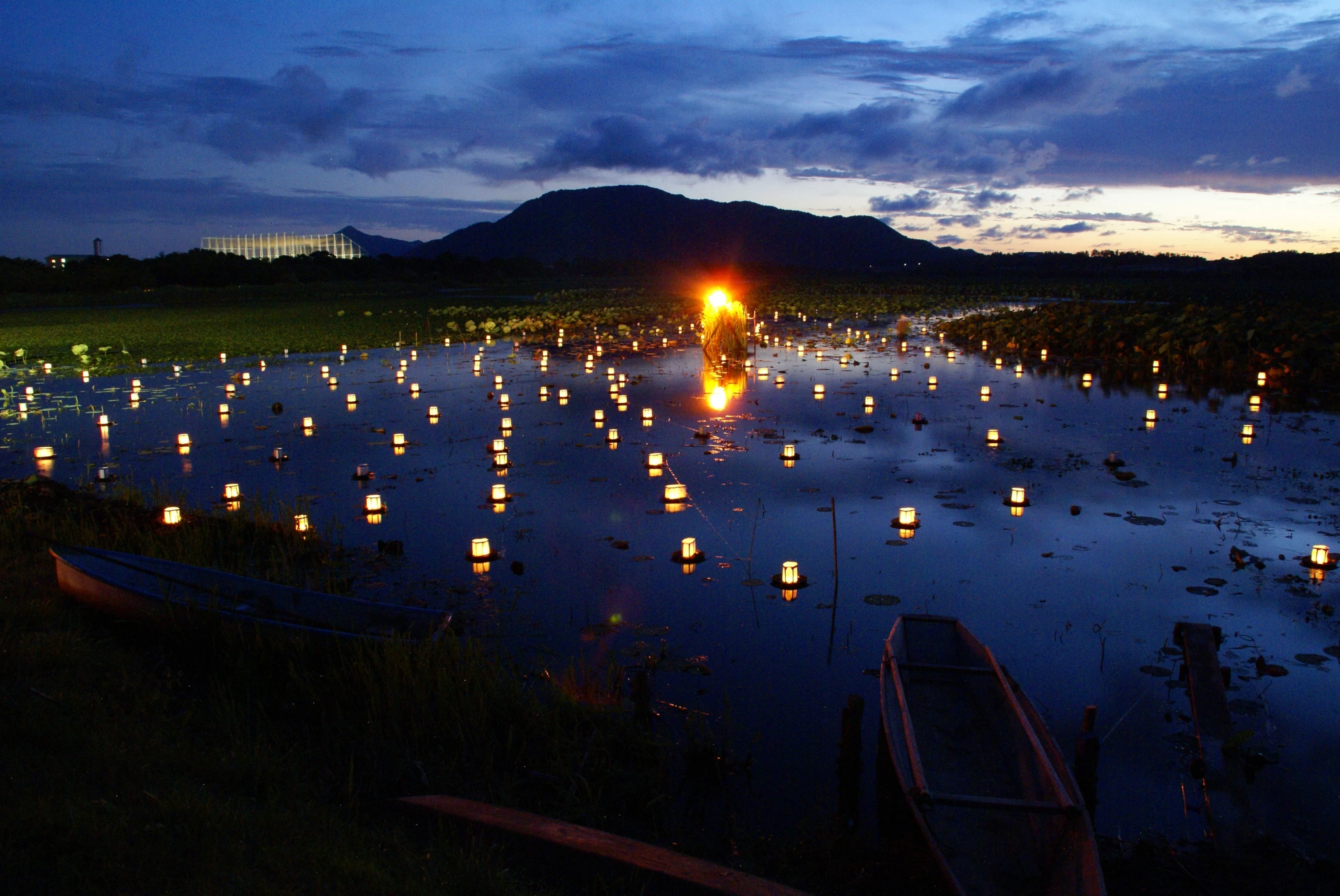 夏の風物詩「佐潟まつり」の万燈籠