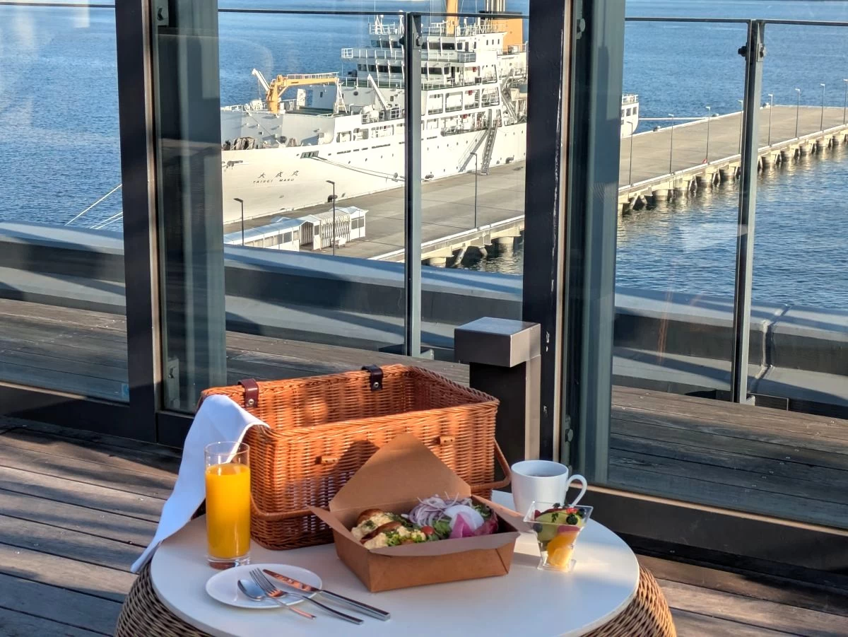 船を見ながら（現地にて撮影）