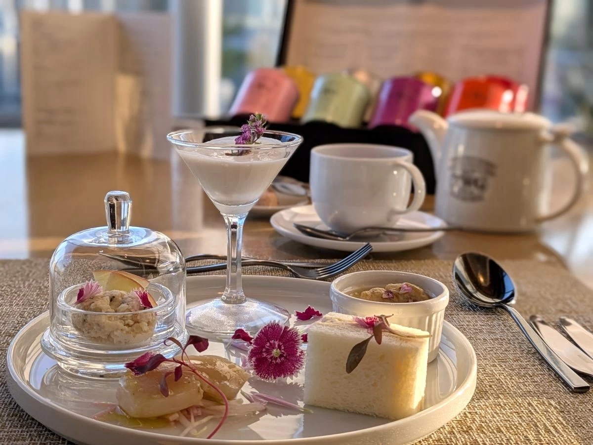 コース仕立てのアフタヌーンティー（現地にて撮影）