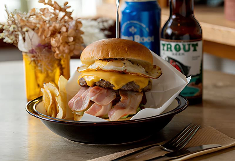 地元・軽井沢町産の食材で作るハンバーガー