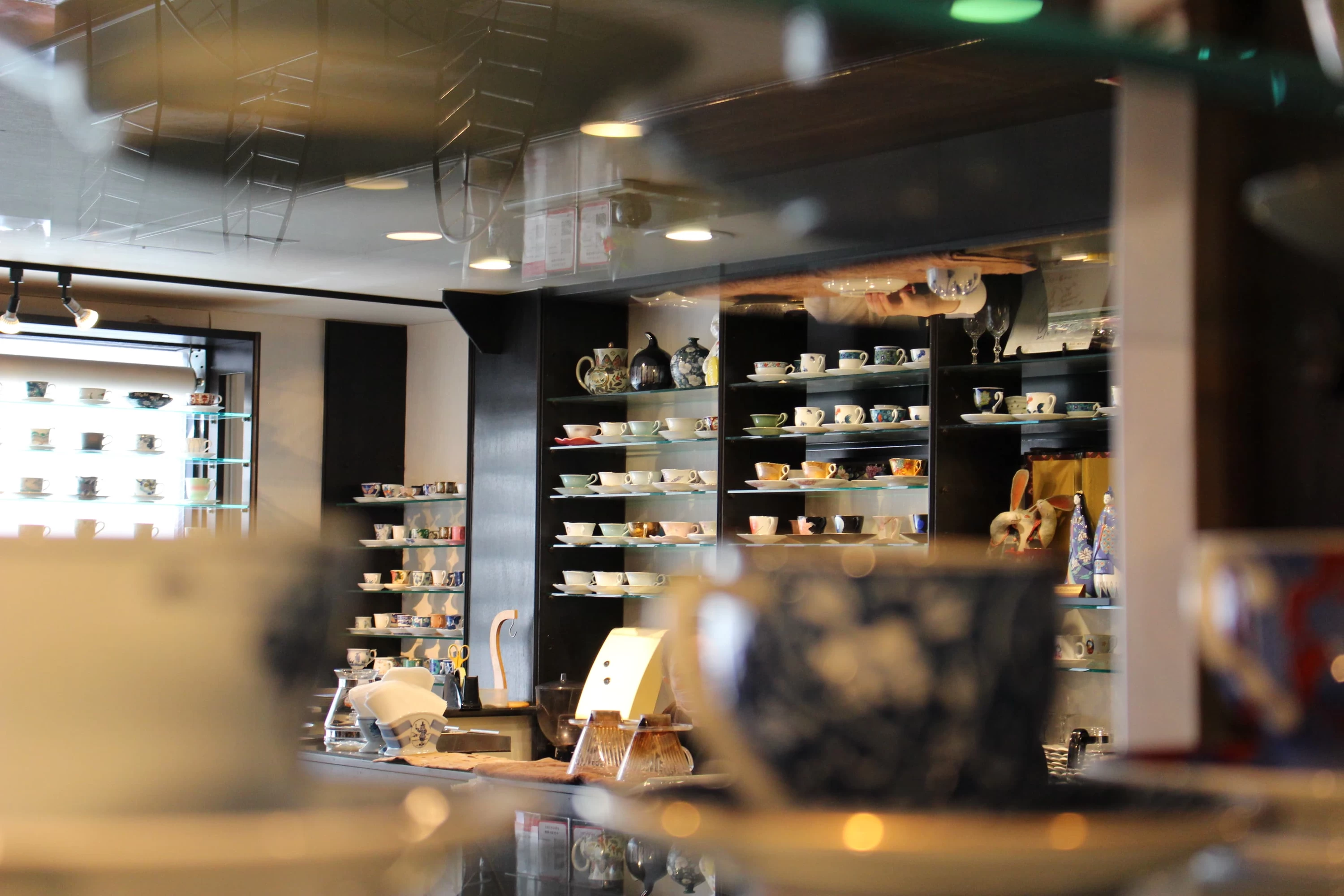 コーヒーカップを選んだら、自分でカウンターへ持って行きます