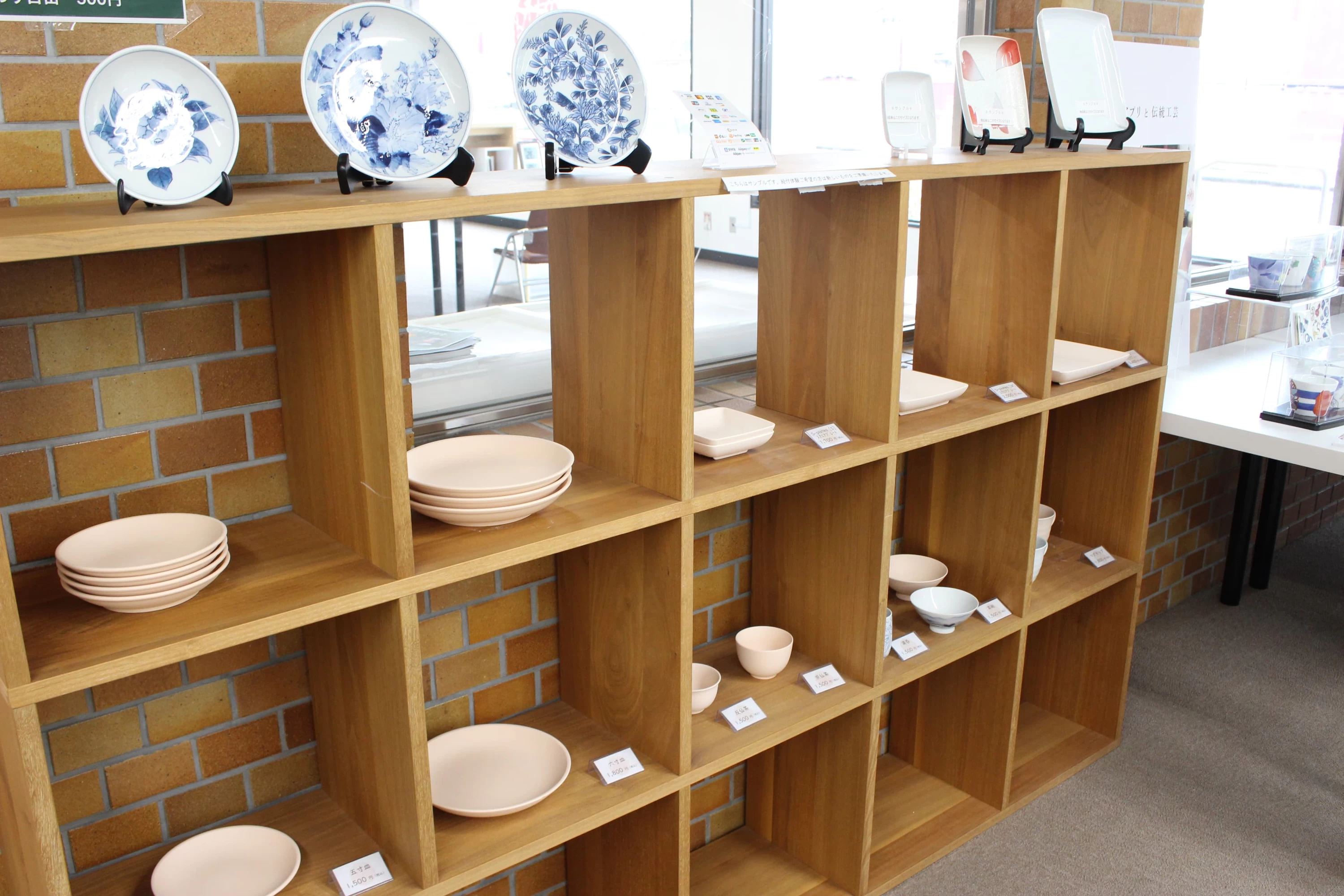 まずは、どのお皿やカップに描くか決めます