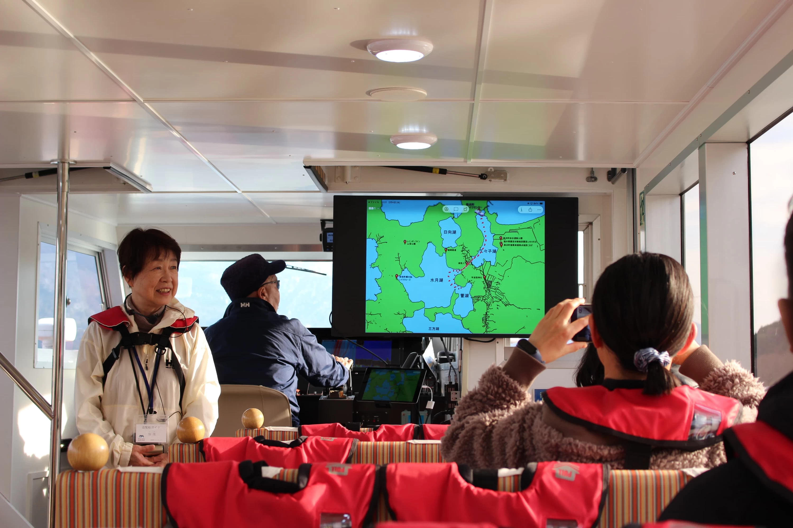 ガイドさんがモニター使って丁寧に案内してくれます