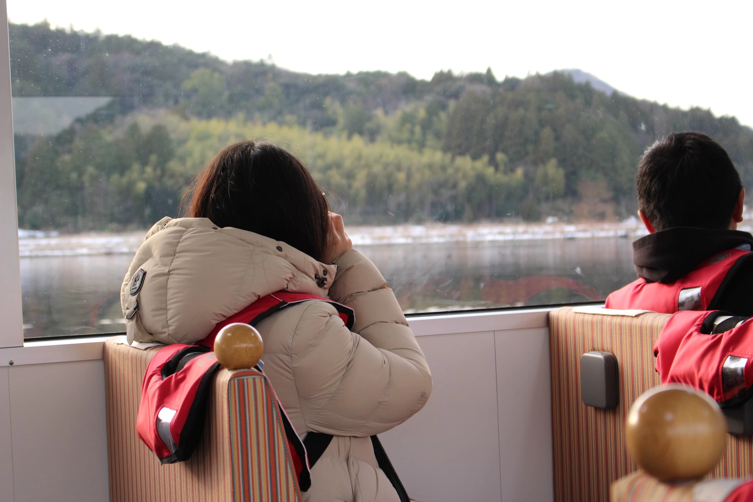 双眼鏡を使って観察