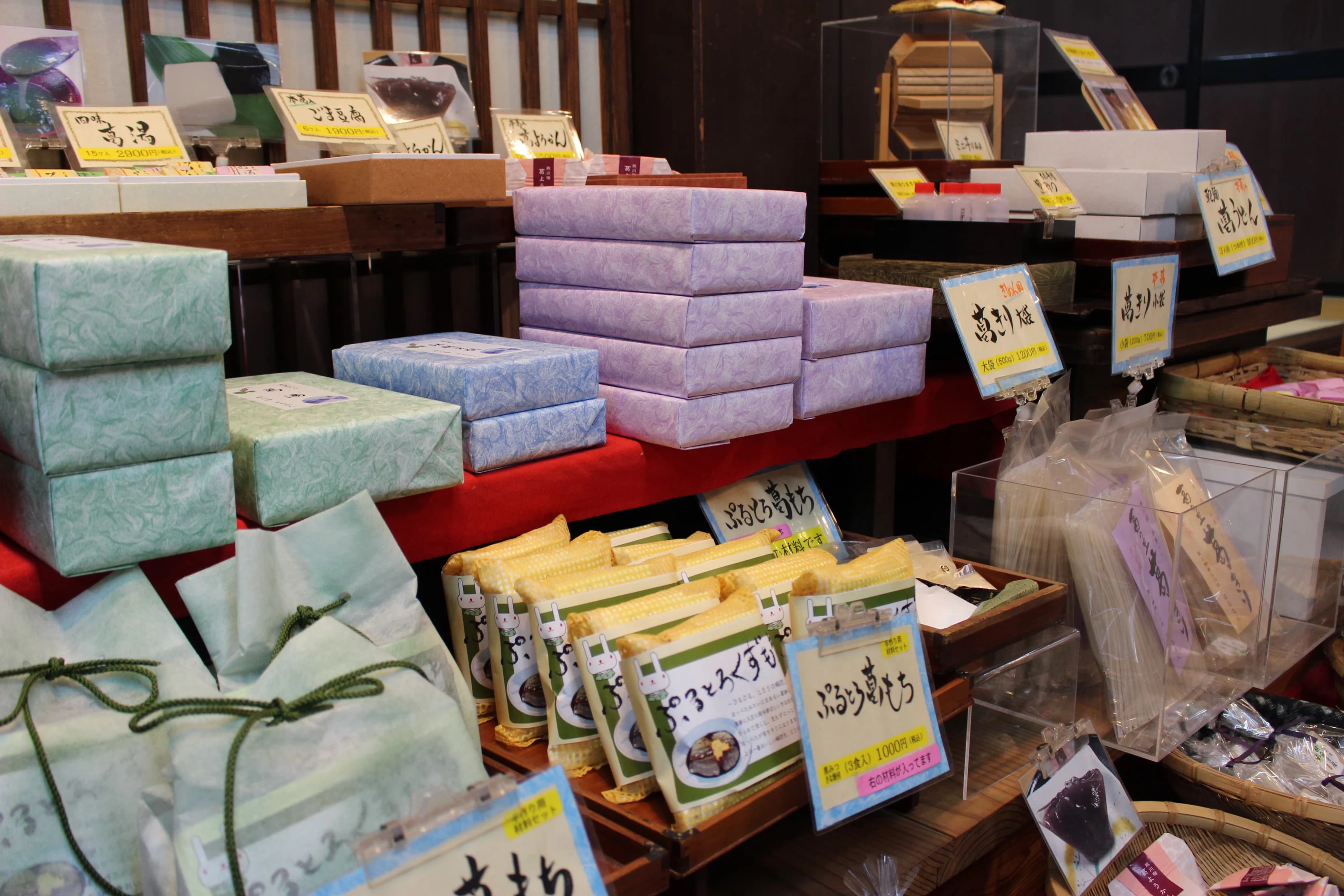 さまざまなタイプの葛のお土産が揃います