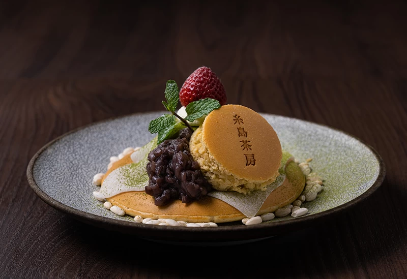 抹茶やつぶあんなどでデコレーションしたパンケーキ