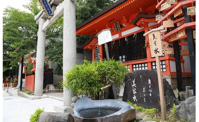 「美（うつくし）御前社」の脇から湧く清水「美容水」