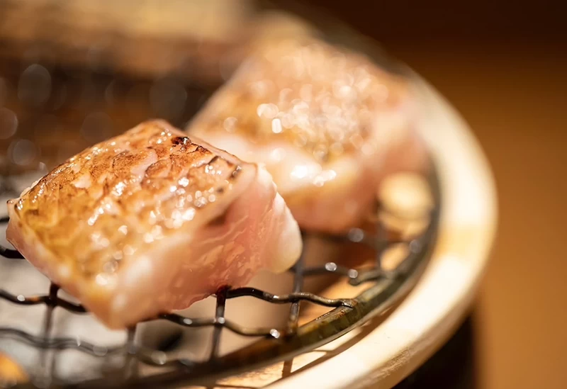 新鮮な魚介が焼かれる香ばしさと心地良い音が食欲をそそる