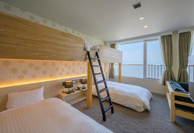 ロフトや湖側のリビングで過ごすひと時